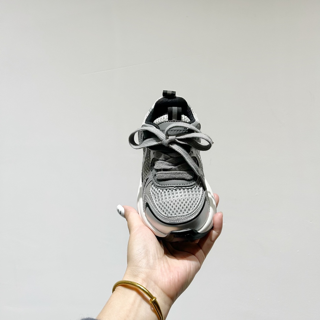 图片[3]-🔗GGCC赵露思同款魔术贴亲子款老爹鞋【正确版 尺码：26-40码（亲子同价） 🔥【潮流不设限，童心无限大🔥 🌟 GGCC与当红小花赵露思的联名力作来啦！👶💖 赵露思同款的魔术贴儿童老爹鞋，不仅是鞋，更是孩子们的时尚宣言！👟 👶 小小魔术贴，大大的惊喜！一贴即穿，一脱即走，让宝贝的日常穿搭变得轻松又便捷。不再担心早起的急躁，只留下萌娃的快乐步伐！🏃‍♂️💨 🎬 瞧，这不仅仅是鞋子，它是孩子们的小小舞台，每一双都藏着童年的无限可能，就像赵露思在屏幕上的灵动与活力，感染着每一个观看它的人。🎥💃 🚀 当下最火的网络热词“萌力MAX”在这双鞋上完美诠释，让孩子们在潮流中成长，做最in的小达人！🔥 #赵露思同款# #亲子老爹鞋# #萌宝新时尚#-选品中心