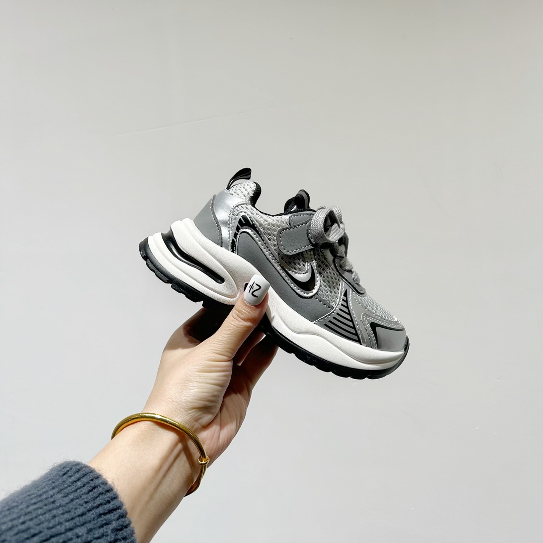 图片[2]-🔗GGCC赵露思同款魔术贴亲子款老爹鞋【正确版 尺码：26-40码（亲子同价） 🔥【潮流不设限，童心无限大🔥 🌟 GGCC与当红小花赵露思的联名力作来啦！👶💖 赵露思同款的魔术贴儿童老爹鞋，不仅是鞋，更是孩子们的时尚宣言！👟 👶 小小魔术贴，大大的惊喜！一贴即穿，一脱即走，让宝贝的日常穿搭变得轻松又便捷。不再担心早起的急躁，只留下萌娃的快乐步伐！🏃‍♂️💨 🎬 瞧，这不仅仅是鞋子，它是孩子们的小小舞台，每一双都藏着童年的无限可能，就像赵露思在屏幕上的灵动与活力，感染着每一个观看它的人。🎥💃 🚀 当下最火的网络热词“萌力MAX”在这双鞋上完美诠释，让孩子们在潮流中成长，做最in的小达人！🔥 #赵露思同款# #亲子老爹鞋# #萌宝新时尚#-选品中心