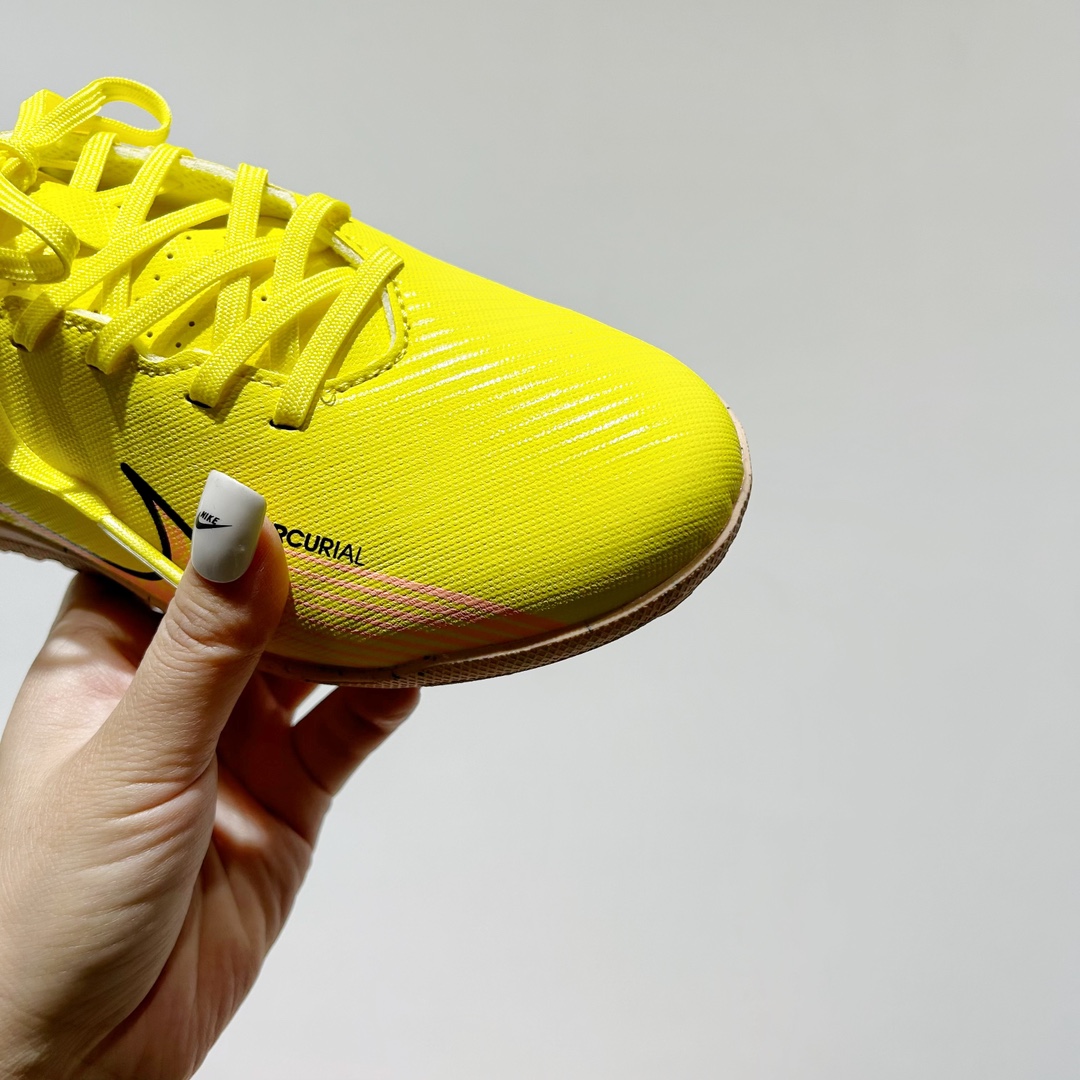 图片[4]-🔗耐克NK刺客15代儿童训练足球鞋 尺码：30-35码 🌟下一代运动传奇：Nike React幼苗刺客15🌟 🏃‍👦儿童足球新星们的秘密武器🔍！Nike刺客15代儿童训练足球鞋，专为小脚丫设计💪。👟每一双都是科技与艺术的完美结合，轻盈如风🍃，提供卓越的抓地力 força 和舒适度爱心。🎈每一步都充满乐趣，助力他们在绿茵场上飞驰🚀。 🎈独特的React泡沫技术，吸收每次冲击，让孩子感受仿佛踩在云端云端。 kontrol 的支持性设计，让小脚丫稳健前行，不再担心滑倒🚫。🌈色彩斑斓的选择，激发孩子们对足球的热爱，穿上它，他们是球场上的小超人🦸‍♂️！ 🏆无论是训练还是比赛，Nike刺客15代都能让孩子自信满满，迈向胜利的道路🏆。别忘了，这不仅仅是一双鞋，是他们成长路上的伙伴和支持者💪。 #Nike刺客15 #儿童足球鞋 #运动成长伙伴-选品中心