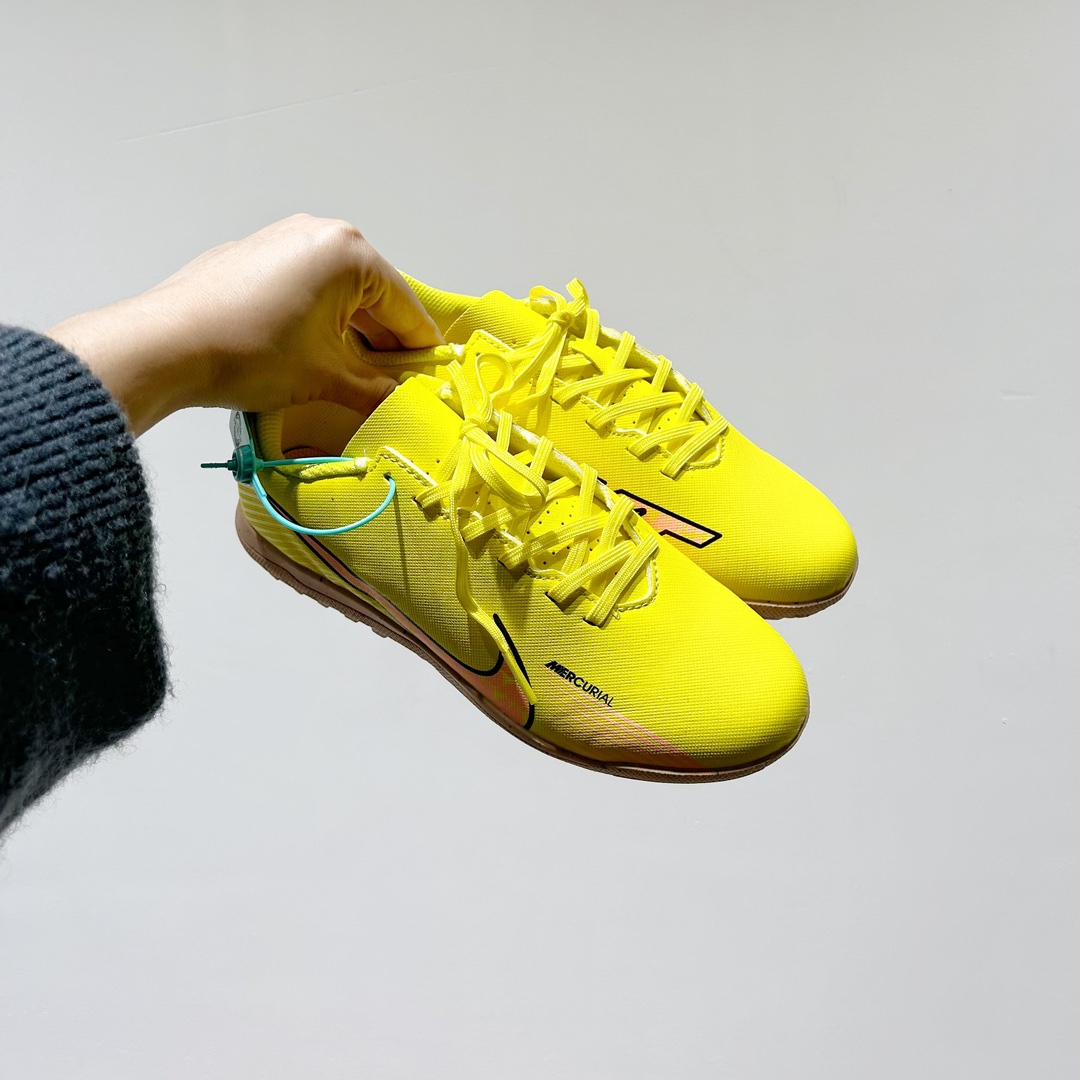 图片[9]-🔗耐克NK刺客15代儿童训练足球鞋 尺码：30-35码 🌟下一代运动传奇：Nike React幼苗刺客15🌟 🏃‍👦儿童足球新星们的秘密武器🔍！Nike刺客15代儿童训练足球鞋，专为小脚丫设计💪。👟每一双都是科技与艺术的完美结合，轻盈如风🍃，提供卓越的抓地力 força 和舒适度爱心。🎈每一步都充满乐趣，助力他们在绿茵场上飞驰🚀。 🎈独特的React泡沫技术，吸收每次冲击，让孩子感受仿佛踩在云端云端。 kontrol 的支持性设计，让小脚丫稳健前行，不再担心滑倒🚫。🌈色彩斑斓的选择，激发孩子们对足球的热爱，穿上它，他们是球场上的小超人🦸‍♂️！ 🏆无论是训练还是比赛，Nike刺客15代都能让孩子自信满满，迈向胜利的道路🏆。别忘了，这不仅仅是一双鞋，是他们成长路上的伙伴和支持者💪。 #Nike刺客15 #儿童足球鞋 #运动成长伙伴-选品中心