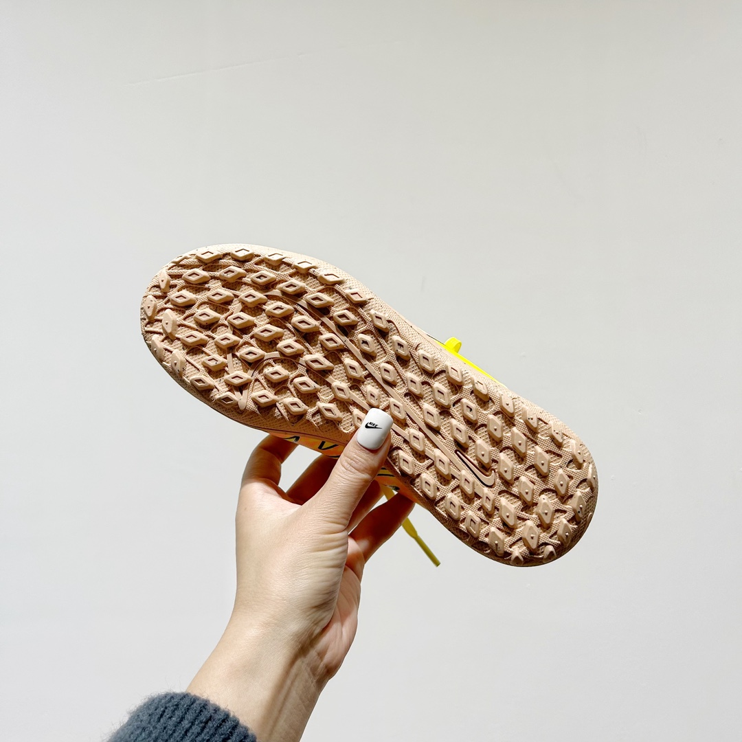 图片[8]-🔗耐克NK刺客15代儿童训练足球鞋 尺码：30-35码 🌟下一代运动传奇：Nike React幼苗刺客15🌟 🏃‍👦儿童足球新星们的秘密武器🔍！Nike刺客15代儿童训练足球鞋，专为小脚丫设计💪。👟每一双都是科技与艺术的完美结合，轻盈如风🍃，提供卓越的抓地力 força 和舒适度爱心。🎈每一步都充满乐趣，助力他们在绿茵场上飞驰🚀。 🎈独特的React泡沫技术，吸收每次冲击，让孩子感受仿佛踩在云端云端。 kontrol 的支持性设计，让小脚丫稳健前行，不再担心滑倒🚫。🌈色彩斑斓的选择，激发孩子们对足球的热爱，穿上它，他们是球场上的小超人🦸‍♂️！ 🏆无论是训练还是比赛，Nike刺客15代都能让孩子自信满满，迈向胜利的道路🏆。别忘了，这不仅仅是一双鞋，是他们成长路上的伙伴和支持者💪。 #Nike刺客15 #儿童足球鞋 #运动成长伙伴-选品中心