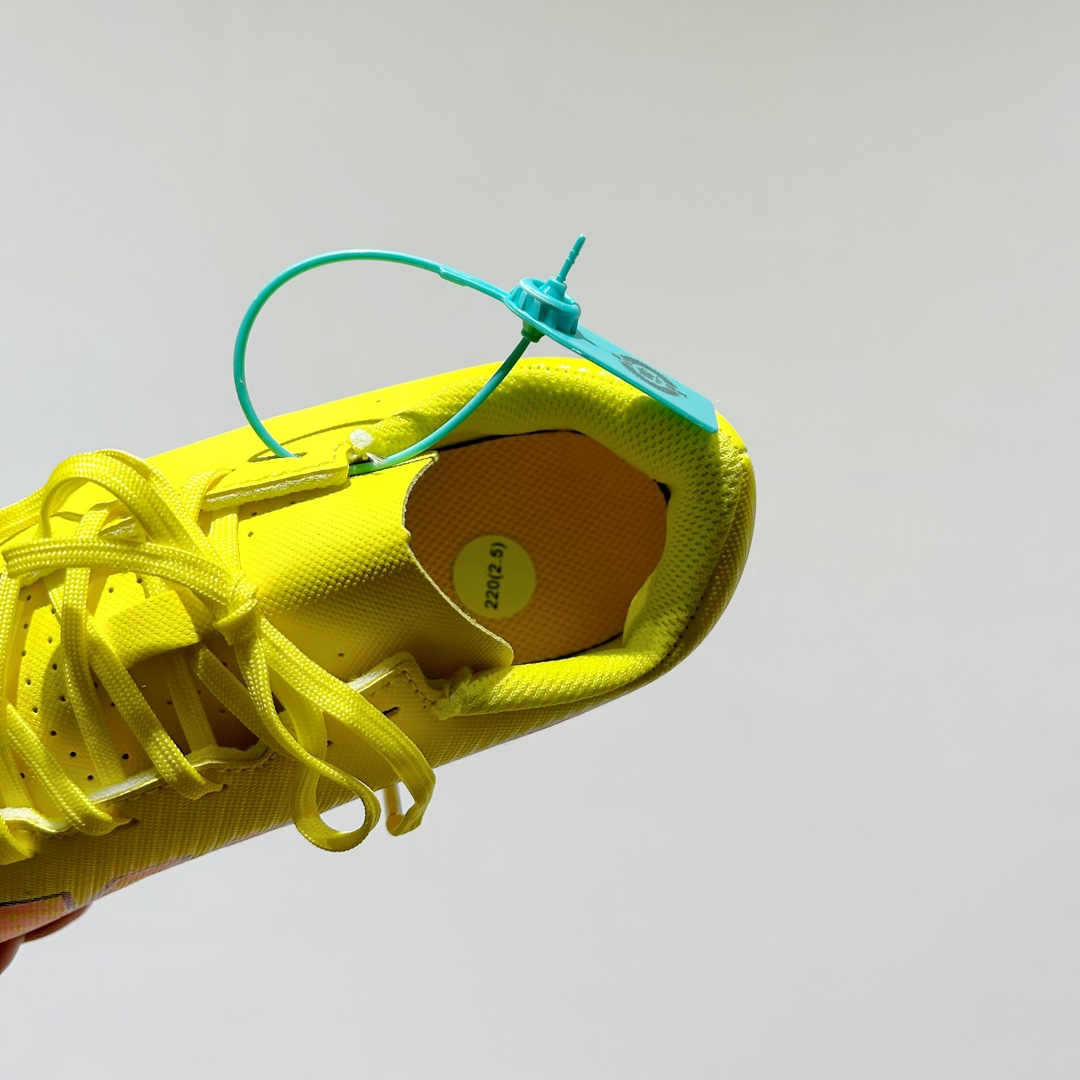 图片[6]-🔗耐克NK刺客15代儿童训练足球鞋 尺码：30-35码 🌟下一代运动传奇：Nike React幼苗刺客15🌟 🏃‍👦儿童足球新星们的秘密武器🔍！Nike刺客15代儿童训练足球鞋，专为小脚丫设计💪。👟每一双都是科技与艺术的完美结合，轻盈如风🍃，提供卓越的抓地力 força 和舒适度爱心。🎈每一步都充满乐趣，助力他们在绿茵场上飞驰🚀。 🎈独特的React泡沫技术，吸收每次冲击，让孩子感受仿佛踩在云端云端。 kontrol 的支持性设计，让小脚丫稳健前行，不再担心滑倒🚫。🌈色彩斑斓的选择，激发孩子们对足球的热爱，穿上它，他们是球场上的小超人🦸‍♂️！ 🏆无论是训练还是比赛，Nike刺客15代都能让孩子自信满满，迈向胜利的道路🏆。别忘了，这不仅仅是一双鞋，是他们成长路上的伙伴和支持者💪。 #Nike刺客15 #儿童足球鞋 #运动成长伙伴-选品中心