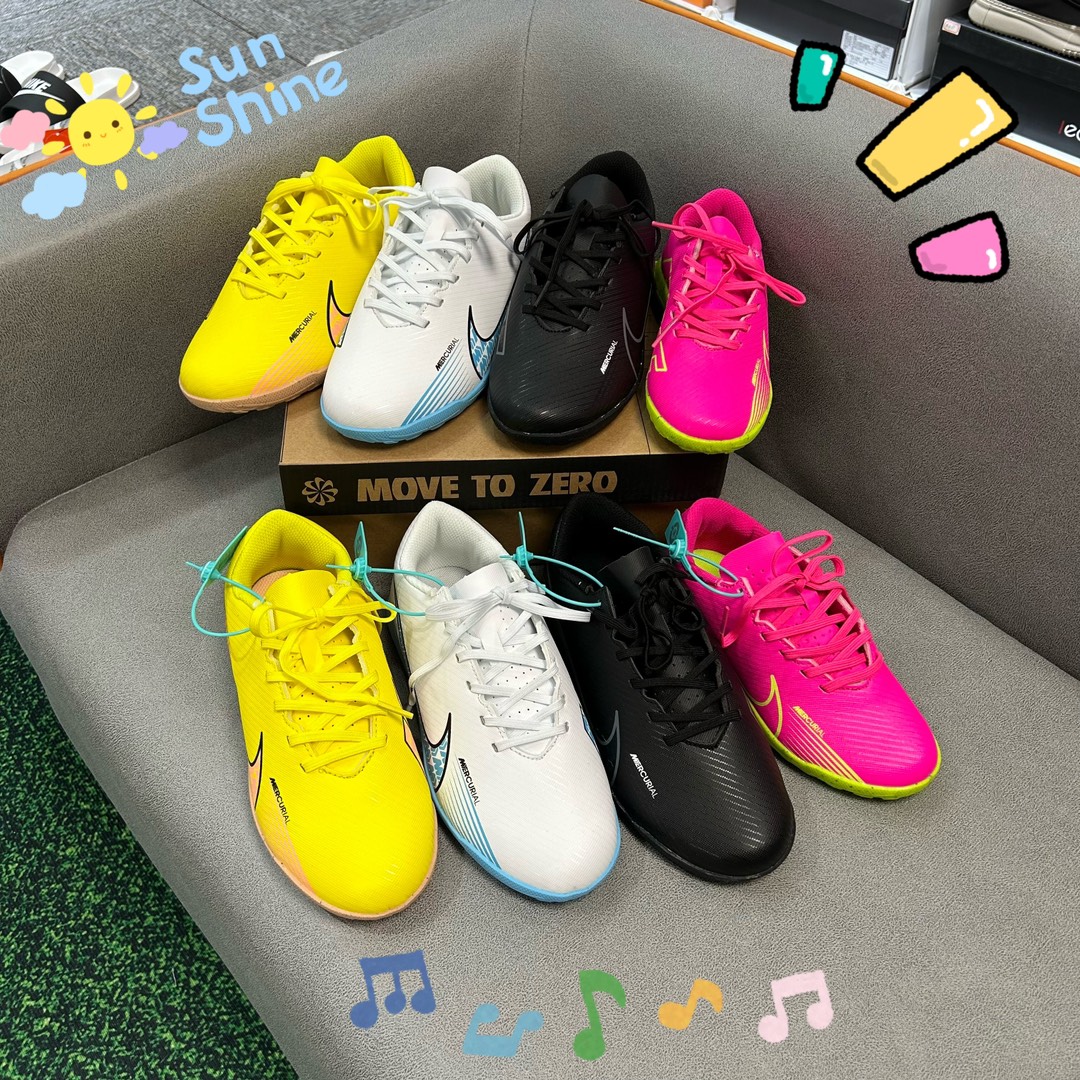 图片[7]-🚦配色合集🔻 🔗NK刺客15代儿童训练足球鞋【碎钉款 尺码：30-35码 🌟下一代运动传奇：Nike React幼苗刺客15🌟 🏃‍👦儿童足球新星们的秘密武器🔍！Nike刺客15代儿童训练足球鞋，专为小脚丫设计💪。👟每一双都是科技与艺术的完美结合，轻盈如风🍃，提供卓越的抓地力 força 和舒适度爱心。🎈每一步都充满乐趣，助力他们在绿茵场上飞驰🚀。 🎈独特的React泡沫技术，吸收每次冲击，让孩子感受仿佛踩在云端云端。 kontrol 的支持性设计，让小脚丫稳健前行，不再担心滑倒🚫。🌈色彩斑斓的选择，激发孩子们对足球的热爱，穿上它，他们是球场上的小超人🦸‍♂️！ 🏆无论是训练还是比赛，Nike刺客15代都能让孩子自信满满，迈向胜利的道路🏆。别忘了，这不仅仅是一双鞋，是他们成长路上的伙伴和支持者💪。 #Nike刺客15 #儿童足球鞋 #运动成长伙伴-选品中心