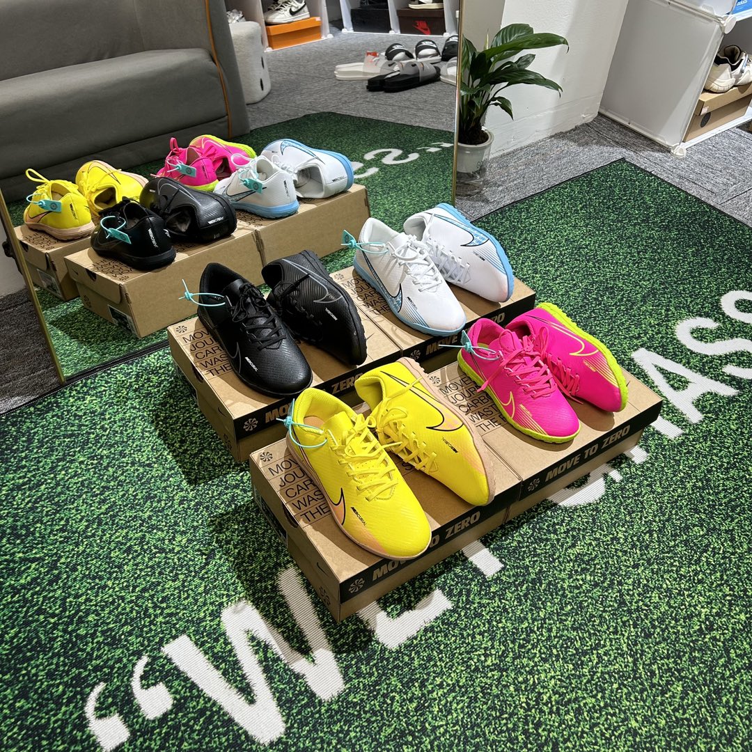 图片[9]-🚦配色合集🔻 🔗NK刺客15代儿童训练足球鞋【碎钉款 尺码：30-35码 🌟下一代运动传奇：Nike React幼苗刺客15🌟 🏃‍👦儿童足球新星们的秘密武器🔍！Nike刺客15代儿童训练足球鞋，专为小脚丫设计💪。👟每一双都是科技与艺术的完美结合，轻盈如风🍃，提供卓越的抓地力 força 和舒适度爱心。🎈每一步都充满乐趣，助力他们在绿茵场上飞驰🚀。 🎈独特的React泡沫技术，吸收每次冲击，让孩子感受仿佛踩在云端云端。 kontrol 的支持性设计，让小脚丫稳健前行，不再担心滑倒🚫。🌈色彩斑斓的选择，激发孩子们对足球的热爱，穿上它，他们是球场上的小超人🦸‍♂️！ 🏆无论是训练还是比赛，Nike刺客15代都能让孩子自信满满，迈向胜利的道路🏆。别忘了，这不仅仅是一双鞋，是他们成长路上的伙伴和支持者💪。 #Nike刺客15 #儿童足球鞋 #运动成长伙伴-选品中心