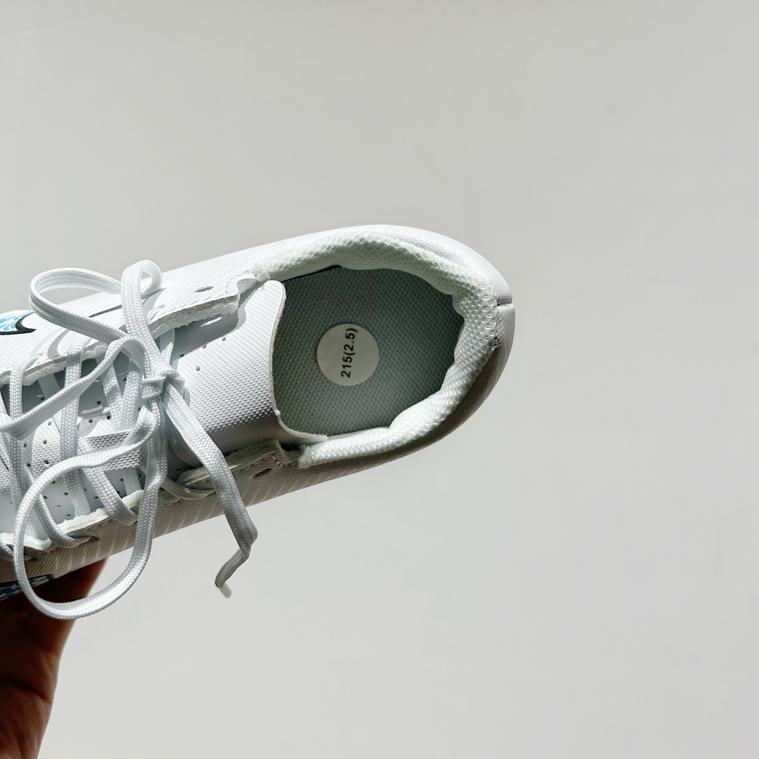 图片[6]-🔗耐克NK刺客15代儿童训练足球鞋【短钉款 尺码：30-35码 🌟下一代运动传奇：Nike React幼苗刺客15🌟 🏃‍👦儿童足球新星们的秘密武器🔍！Nike刺客15代儿童训练足球鞋，专为小脚丫设计💪。👟每一双都是科技与艺术的完美结合，轻盈如风🍃，提供卓越的抓地力 força 和舒适度爱心。🎈每一步都充满乐趣，助力他们在绿茵场上飞驰🚀。 🎈独特的React泡沫技术，吸收每次冲击，让孩子感受仿佛踩在云端云端。 kontrol 的支持性设计，让小脚丫稳健前行，不再担心滑倒🚫。🌈色彩斑斓的选择，激发孩子们对足球的热爱，穿上它，他们是球场上的小超人🦸‍♂️！ 🏆无论是训练还是比赛，Nike刺客15代都能让孩子自信满满，迈向胜利的道路🏆。别忘了，这不仅仅是一双鞋，是他们成长路上的伙伴和支持者💪。 #Nike刺客15 #儿童足球鞋 #运动成长伙伴-选品中心