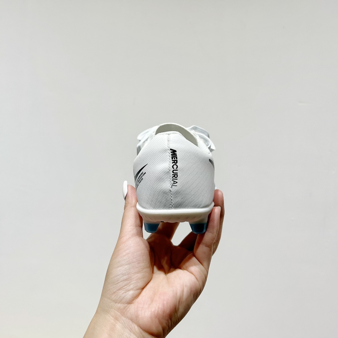 图片[5]-🔗耐克NK刺客15代儿童训练足球鞋【短钉款 尺码：30-35码 🌟下一代运动传奇：Nike React幼苗刺客15🌟 🏃‍👦儿童足球新星们的秘密武器🔍！Nike刺客15代儿童训练足球鞋，专为小脚丫设计💪。👟每一双都是科技与艺术的完美结合，轻盈如风🍃，提供卓越的抓地力 força 和舒适度爱心。🎈每一步都充满乐趣，助力他们在绿茵场上飞驰🚀。 🎈独特的React泡沫技术，吸收每次冲击，让孩子感受仿佛踩在云端云端。 kontrol 的支持性设计，让小脚丫稳健前行，不再担心滑倒🚫。🌈色彩斑斓的选择，激发孩子们对足球的热爱，穿上它，他们是球场上的小超人🦸‍♂️！ 🏆无论是训练还是比赛，Nike刺客15代都能让孩子自信满满，迈向胜利的道路🏆。别忘了，这不仅仅是一双鞋，是他们成长路上的伙伴和支持者💪。 #Nike刺客15 #儿童足球鞋 #运动成长伙伴-选品中心