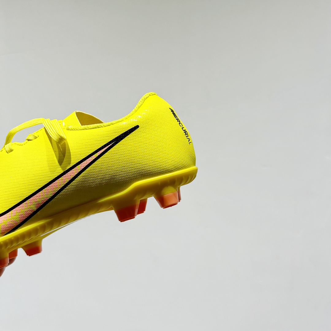 图片[7]-🔗NK刺客15代儿童训练足球鞋【短钉款 尺码：30-35码 🌟下一代运动传奇：Nike React幼苗刺客15🌟 🏃‍👦儿童足球新星们的秘密武器🔍！Nike刺客15代儿童训练足球鞋，专为小脚丫设计💪。👟每一双都是科技与艺术的完美结合，轻盈如风🍃，提供卓越的抓地力 força 和舒适度爱心。🎈每一步都充满乐趣，助力他们在绿茵场上飞驰🚀。 🎈独特的React泡沫技术，吸收每次冲击，让孩子感受仿佛踩在云端云端。 kontrol 的支持性设计，让小脚丫稳健前行，不再担心滑倒🚫。🌈色彩斑斓的选择，激发孩子们对足球的热爱，穿上它，他们是球场上的小超人🦸‍♂️！ 🏆无论是训练还是比赛，Nike刺客15代都能让孩子自信满满，迈向胜利的道路🏆。别忘了，这不仅仅是一双鞋，是他们成长路上的伙伴和支持者💪。 #Nike刺客15 #儿童足球鞋 #运动成长伙伴-选品中心