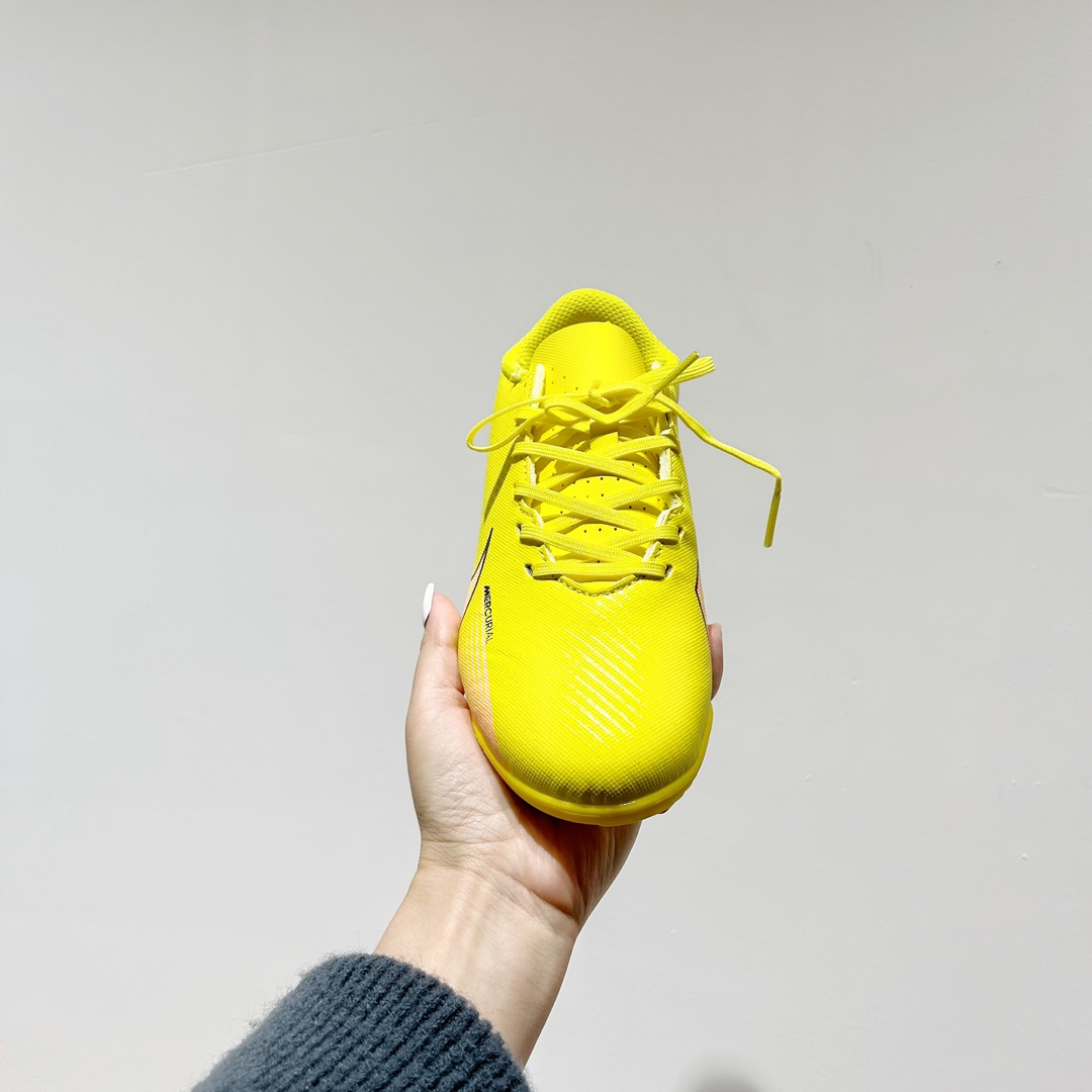 图片[2]-🔗NK刺客15代儿童训练足球鞋【短钉款 尺码：30-35码 🌟下一代运动传奇：Nike React幼苗刺客15🌟 🏃‍👦儿童足球新星们的秘密武器🔍！Nike刺客15代儿童训练足球鞋，专为小脚丫设计💪。👟每一双都是科技与艺术的完美结合，轻盈如风🍃，提供卓越的抓地力 força 和舒适度爱心。🎈每一步都充满乐趣，助力他们在绿茵场上飞驰🚀。 🎈独特的React泡沫技术，吸收每次冲击，让孩子感受仿佛踩在云端云端。 kontrol 的支持性设计，让小脚丫稳健前行，不再担心滑倒🚫。🌈色彩斑斓的选择，激发孩子们对足球的热爱，穿上它，他们是球场上的小超人🦸‍♂️！ 🏆无论是训练还是比赛，Nike刺客15代都能让孩子自信满满，迈向胜利的道路🏆。别忘了，这不仅仅是一双鞋，是他们成长路上的伙伴和支持者💪。 #Nike刺客15 #儿童足球鞋 #运动成长伙伴-选品中心