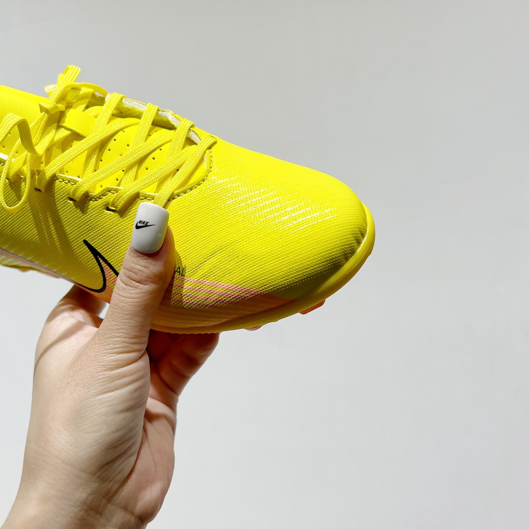 图片[4]-🔗NK刺客15代儿童训练足球鞋【短钉款 尺码：30-35码 🌟下一代运动传奇：Nike React幼苗刺客15🌟 🏃‍👦儿童足球新星们的秘密武器🔍！Nike刺客15代儿童训练足球鞋，专为小脚丫设计💪。👟每一双都是科技与艺术的完美结合，轻盈如风🍃，提供卓越的抓地力 força 和舒适度爱心。🎈每一步都充满乐趣，助力他们在绿茵场上飞驰🚀。 🎈独特的React泡沫技术，吸收每次冲击，让孩子感受仿佛踩在云端云端。 kontrol 的支持性设计，让小脚丫稳健前行，不再担心滑倒🚫。🌈色彩斑斓的选择，激发孩子们对足球的热爱，穿上它，他们是球场上的小超人🦸‍♂️！ 🏆无论是训练还是比赛，Nike刺客15代都能让孩子自信满满，迈向胜利的道路🏆。别忘了，这不仅仅是一双鞋，是他们成长路上的伙伴和支持者💪。 #Nike刺客15 #儿童足球鞋 #运动成长伙伴-选品中心