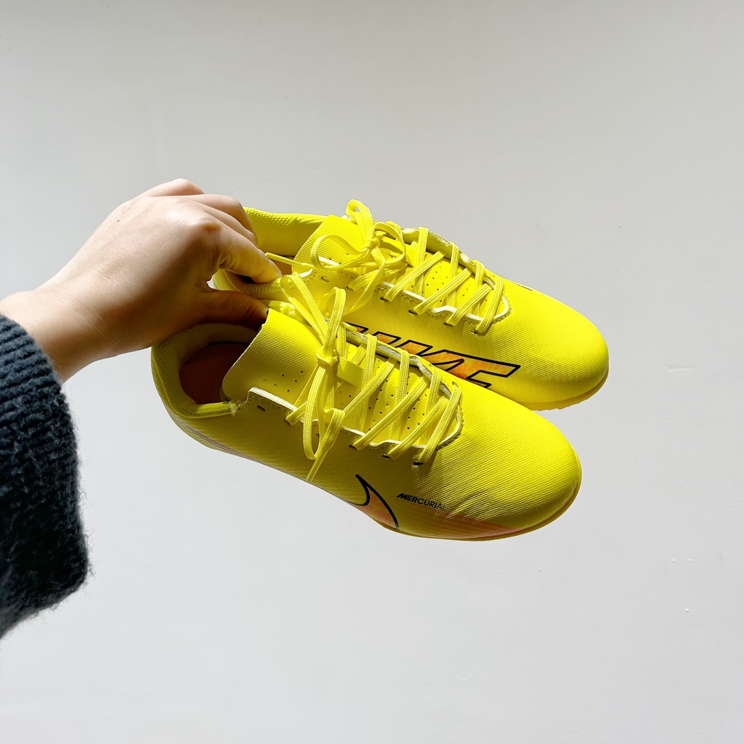 图片[9]-🔗NK刺客15代儿童训练足球鞋【短钉款 尺码：30-35码 🌟下一代运动传奇：Nike React幼苗刺客15🌟 🏃‍👦儿童足球新星们的秘密武器🔍！Nike刺客15代儿童训练足球鞋，专为小脚丫设计💪。👟每一双都是科技与艺术的完美结合，轻盈如风🍃，提供卓越的抓地力 força 和舒适度爱心。🎈每一步都充满乐趣，助力他们在绿茵场上飞驰🚀。 🎈独特的React泡沫技术，吸收每次冲击，让孩子感受仿佛踩在云端云端。 kontrol 的支持性设计，让小脚丫稳健前行，不再担心滑倒🚫。🌈色彩斑斓的选择，激发孩子们对足球的热爱，穿上它，他们是球场上的小超人🦸‍♂️！ 🏆无论是训练还是比赛，Nike刺客15代都能让孩子自信满满，迈向胜利的道路🏆。别忘了，这不仅仅是一双鞋，是他们成长路上的伙伴和支持者💪。 #Nike刺客15 #儿童足球鞋 #运动成长伙伴-选品中心