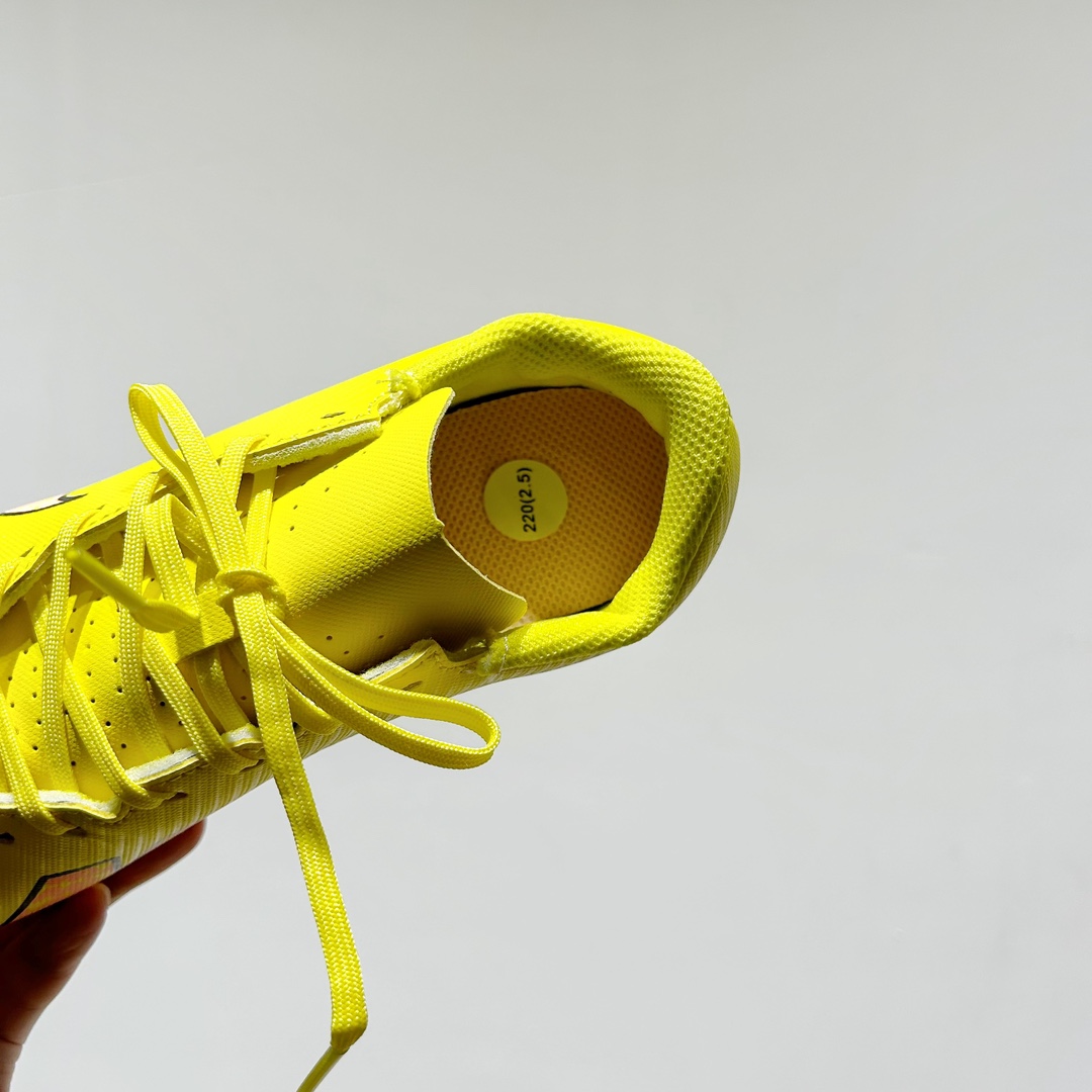 图片[6]-🔗NK刺客15代儿童训练足球鞋【短钉款 尺码：30-35码 🌟下一代运动传奇：Nike React幼苗刺客15🌟 🏃‍👦儿童足球新星们的秘密武器🔍！Nike刺客15代儿童训练足球鞋，专为小脚丫设计💪。👟每一双都是科技与艺术的完美结合，轻盈如风🍃，提供卓越的抓地力 força 和舒适度爱心。🎈每一步都充满乐趣，助力他们在绿茵场上飞驰🚀。 🎈独特的React泡沫技术，吸收每次冲击，让孩子感受仿佛踩在云端云端。 kontrol 的支持性设计，让小脚丫稳健前行，不再担心滑倒🚫。🌈色彩斑斓的选择，激发孩子们对足球的热爱，穿上它，他们是球场上的小超人🦸‍♂️！ 🏆无论是训练还是比赛，Nike刺客15代都能让孩子自信满满，迈向胜利的道路🏆。别忘了，这不仅仅是一双鞋，是他们成长路上的伙伴和支持者💪。 #Nike刺客15 #儿童足球鞋 #运动成长伙伴-选品中心