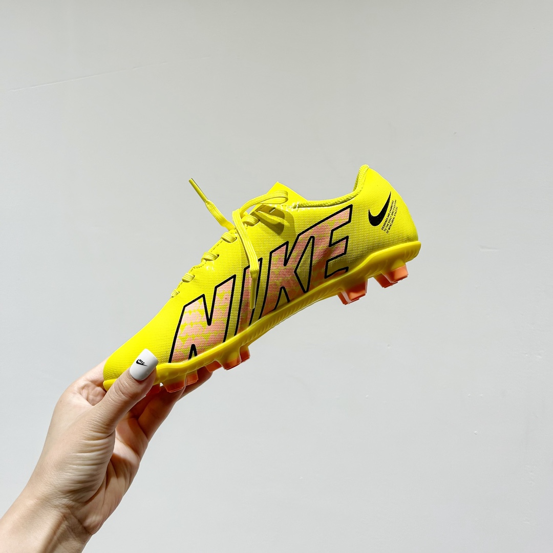 图片[3]-🔗NK刺客15代儿童训练足球鞋【短钉款 尺码：30-35码 🌟下一代运动传奇：Nike React幼苗刺客15🌟 🏃‍👦儿童足球新星们的秘密武器🔍！Nike刺客15代儿童训练足球鞋，专为小脚丫设计💪。👟每一双都是科技与艺术的完美结合，轻盈如风🍃，提供卓越的抓地力 força 和舒适度爱心。🎈每一步都充满乐趣，助力他们在绿茵场上飞驰🚀。 🎈独特的React泡沫技术，吸收每次冲击，让孩子感受仿佛踩在云端云端。 kontrol 的支持性设计，让小脚丫稳健前行，不再担心滑倒🚫。🌈色彩斑斓的选择，激发孩子们对足球的热爱，穿上它，他们是球场上的小超人🦸‍♂️！ 🏆无论是训练还是比赛，Nike刺客15代都能让孩子自信满满，迈向胜利的道路🏆。别忘了，这不仅仅是一双鞋，是他们成长路上的伙伴和支持者💪。 #Nike刺客15 #儿童足球鞋 #运动成长伙伴-选品中心