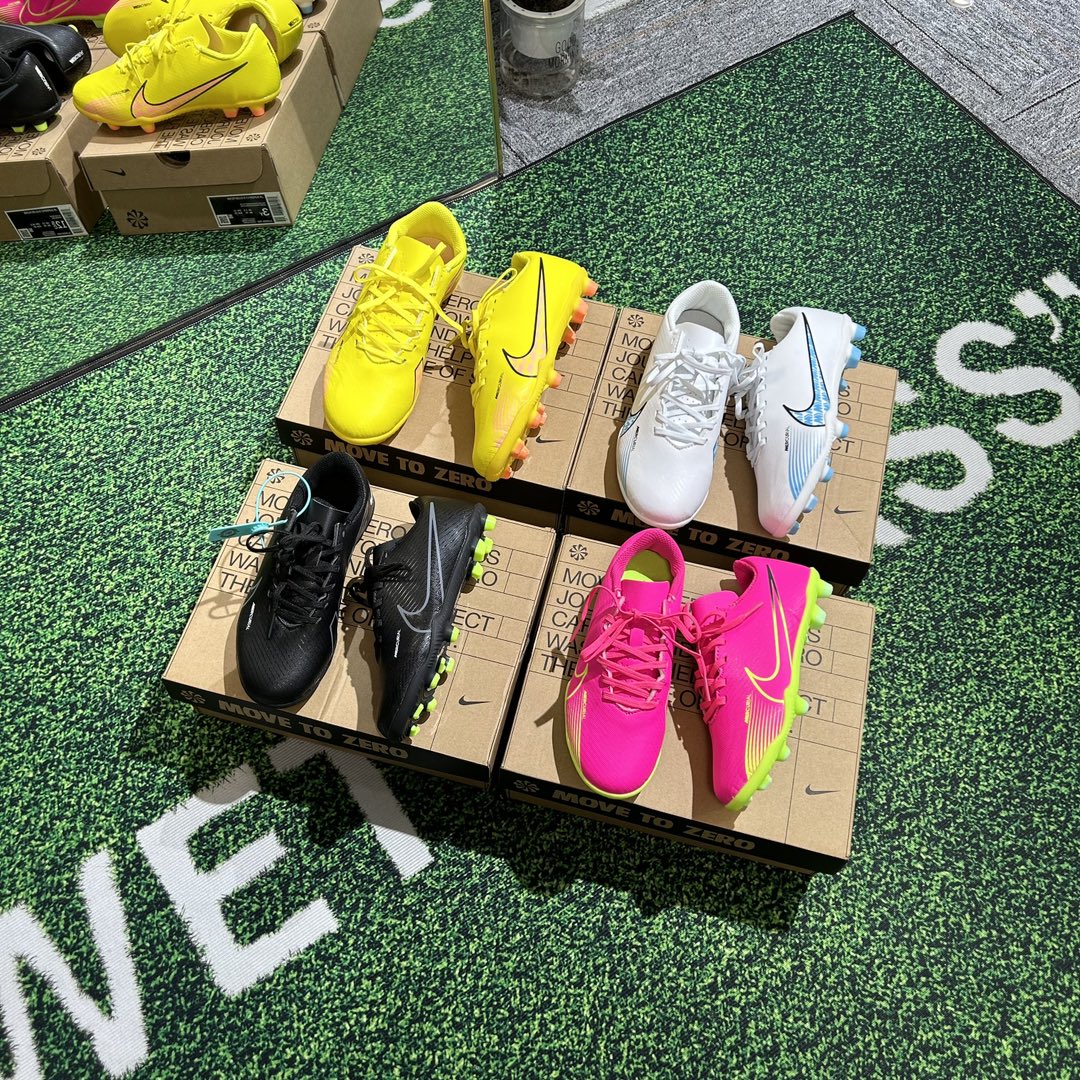 图片[7]-🚦配色合集🔻 🔗NK刺客15代儿童训练足球鞋【短钉款 尺码：30-35码 🌟下一代运动传奇：Nike React幼苗刺客15🌟 🏃‍👦儿童足球新星们的秘密武器🔍！Nike刺客15代儿童训练足球鞋，专为小脚丫设计💪。👟每一双都是科技与艺术的完美结合，轻盈如风🍃，提供卓越的抓地力 força 和舒适度爱心。🎈每一步都充满乐趣，助力他们在绿茵场上飞驰🚀。 🎈独特的React泡沫技术，吸收每次冲击，让孩子感受仿佛踩在云端云端。 kontrol 的支持性设计，让小脚丫稳健前行，不再担心滑倒🚫。🌈色彩斑斓的选择，激发孩子们对足球的热爱，穿上它，他们是球场上的小超人🦸‍♂️！ 🏆无论是训练还是比赛，Nike刺客15代都能让孩子自信满满，迈向胜利的道路🏆。别忘了，这不仅仅是一双鞋，是他们成长路上的伙伴和支持者💪。 #Nike刺客15 #儿童足球鞋 #运动成长伙伴-选品中心