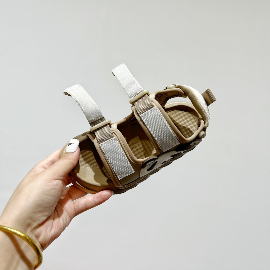 图片[6]-特🔗耐克 Nike小熊猫软底儿童沙滩凉鞋 尺码：26-37码 🌟\”👟踩着快乐的小熊猫，Nike童鞋带你探索夏日海滩✨\”👣 ☀️这款凉鞋不仅舒适，选用优质材料制成，即使在炽热的阳光下也能保持凉爽，让宝宝的双脚在沙子上自由玩耍，无需担心烫伤🍃。👶 🏖️而且，它的防滑设计是海边嬉戏的最佳伙伴，无论是走在湿漉漉的沙滩还是在浅水区，都能提供稳固的抓地力，保证安全第一🛡️。 🏷️#儿童凉鞋 #夏日海滩 #小熊猫 #舒适设计 #安全出行-选品中心