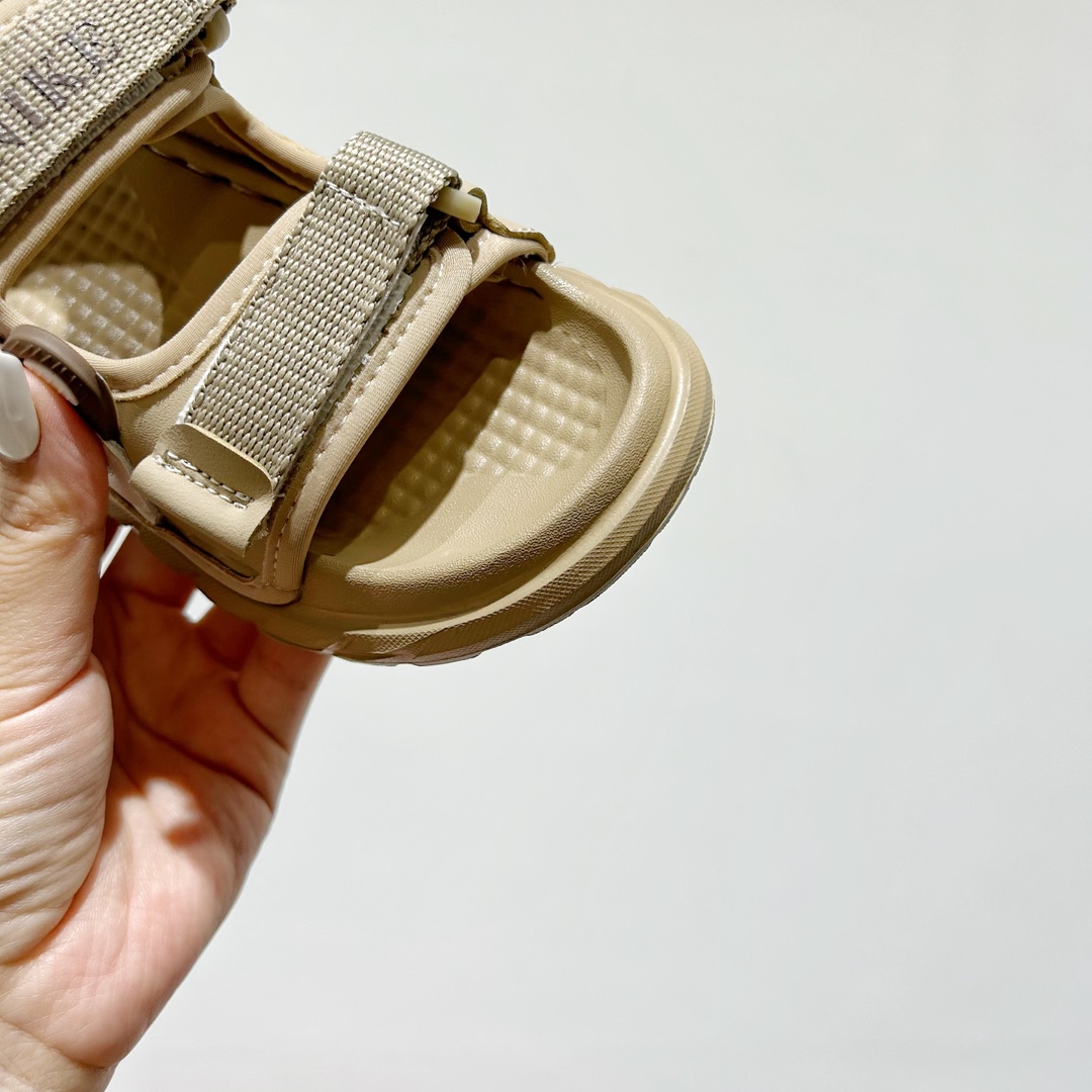 图片[4]-特🔗耐克 Nike小熊猫软底儿童沙滩凉鞋 尺码：26-37码 🌟\”👟踩着快乐的小熊猫，Nike童鞋带你探索夏日海滩✨\”👣 ☀️这款凉鞋不仅舒适，选用优质材料制成，即使在炽热的阳光下也能保持凉爽，让宝宝的双脚在沙子上自由玩耍，无需担心烫伤🍃。👶 🏖️而且，它的防滑设计是海边嬉戏的最佳伙伴，无论是走在湿漉漉的沙滩还是在浅水区，都能提供稳固的抓地力，保证安全第一🛡️。 🏷️#儿童凉鞋 #夏日海滩 #小熊猫 #舒适设计 #安全出行-选品中心