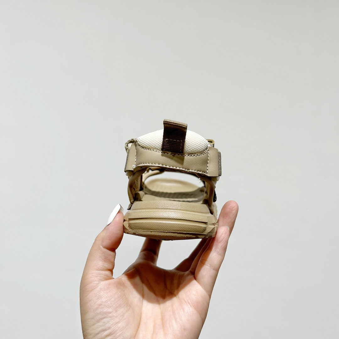 图片[5]-特🔗耐克 Nike小熊猫软底儿童沙滩凉鞋 尺码：26-37码 🌟\”👟踩着快乐的小熊猫，Nike童鞋带你探索夏日海滩✨\”👣 ☀️这款凉鞋不仅舒适，选用优质材料制成，即使在炽热的阳光下也能保持凉爽，让宝宝的双脚在沙子上自由玩耍，无需担心烫伤🍃。👶 🏖️而且，它的防滑设计是海边嬉戏的最佳伙伴，无论是走在湿漉漉的沙滩还是在浅水区，都能提供稳固的抓地力，保证安全第一🛡️。 🏷️#儿童凉鞋 #夏日海滩 #小熊猫 #舒适设计 #安全出行-选品中心