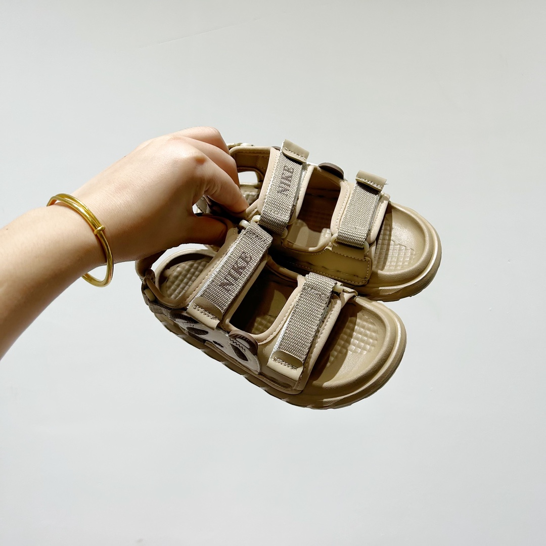 图片[9]-特🔗耐克 Nike小熊猫软底儿童沙滩凉鞋 尺码：26-37码 🌟\”👟踩着快乐的小熊猫，Nike童鞋带你探索夏日海滩✨\”👣 ☀️这款凉鞋不仅舒适，选用优质材料制成，即使在炽热的阳光下也能保持凉爽，让宝宝的双脚在沙子上自由玩耍，无需担心烫伤🍃。👶 🏖️而且，它的防滑设计是海边嬉戏的最佳伙伴，无论是走在湿漉漉的沙滩还是在浅水区，都能提供稳固的抓地力，保证安全第一🛡️。 🏷️#儿童凉鞋 #夏日海滩 #小熊猫 #舒适设计 #安全出行-选品中心