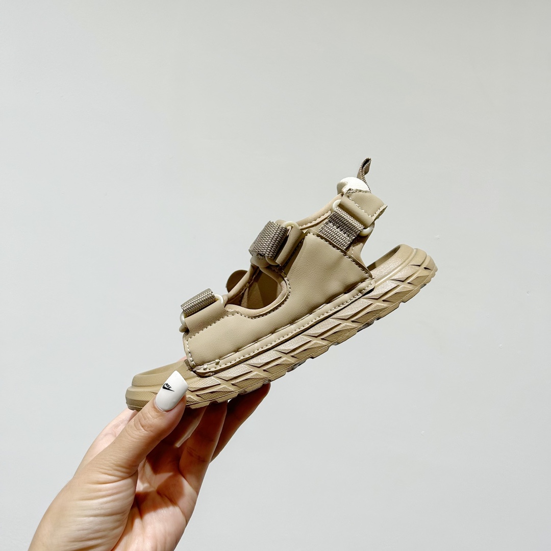图片[3]-特🔗耐克 Nike小熊猫软底儿童沙滩凉鞋 尺码：26-37码 🌟\”👟踩着快乐的小熊猫，Nike童鞋带你探索夏日海滩✨\”👣 ☀️这款凉鞋不仅舒适，选用优质材料制成，即使在炽热的阳光下也能保持凉爽，让宝宝的双脚在沙子上自由玩耍，无需担心烫伤🍃。👶 🏖️而且，它的防滑设计是海边嬉戏的最佳伙伴，无论是走在湿漉漉的沙滩还是在浅水区，都能提供稳固的抓地力，保证安全第一🛡️。 🏷️#儿童凉鞋 #夏日海滩 #小熊猫 #舒适设计 #安全出行-选品中心
