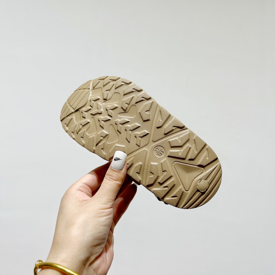 图片[8]-特🔗耐克 Nike小熊猫软底儿童沙滩凉鞋 尺码：26-37码 🌟\”👟踩着快乐的小熊猫，Nike童鞋带你探索夏日海滩✨\”👣 ☀️这款凉鞋不仅舒适，选用优质材料制成，即使在炽热的阳光下也能保持凉爽，让宝宝的双脚在沙子上自由玩耍，无需担心烫伤🍃。👶 🏖️而且，它的防滑设计是海边嬉戏的最佳伙伴，无论是走在湿漉漉的沙滩还是在浅水区，都能提供稳固的抓地力，保证安全第一🛡️。 🏷️#儿童凉鞋 #夏日海滩 #小熊猫 #舒适设计 #安全出行-选品中心