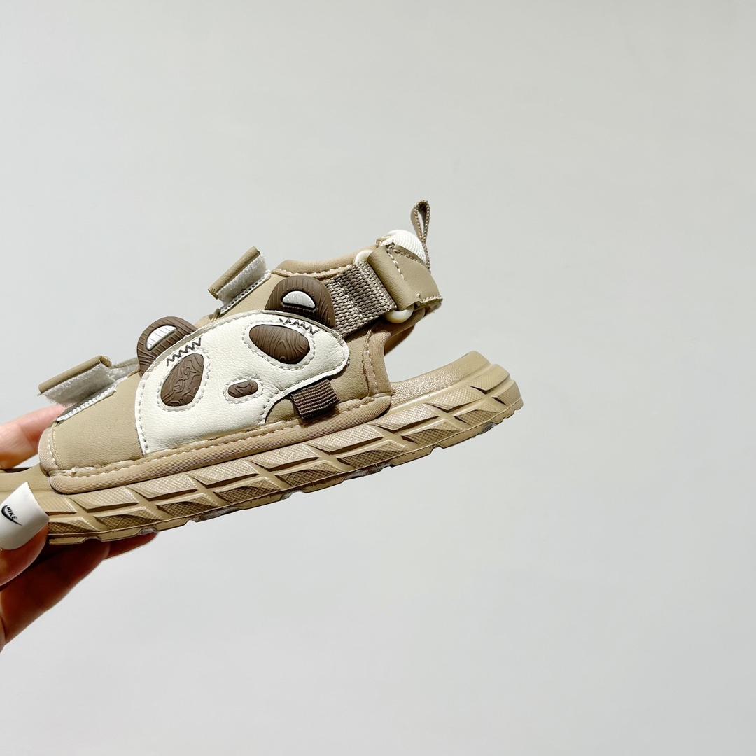 图片[7]-特🔗耐克 Nike小熊猫软底儿童沙滩凉鞋 尺码：26-37码 🌟\”👟踩着快乐的小熊猫，Nike童鞋带你探索夏日海滩✨\”👣 ☀️这款凉鞋不仅舒适，选用优质材料制成，即使在炽热的阳光下也能保持凉爽，让宝宝的双脚在沙子上自由玩耍，无需担心烫伤🍃。👶 🏖️而且，它的防滑设计是海边嬉戏的最佳伙伴，无论是走在湿漉漉的沙滩还是在浅水区，都能提供稳固的抓地力，保证安全第一🛡️。 🏷️#儿童凉鞋 #夏日海滩 #小熊猫 #舒适设计 #安全出行-选品中心