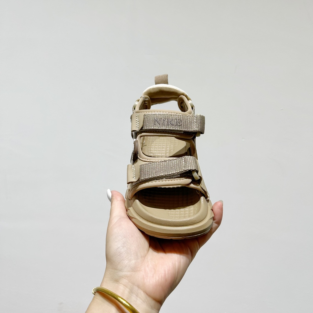 图片[2]-特🔗耐克 Nike小熊猫软底儿童沙滩凉鞋 尺码：26-37码 🌟\”👟踩着快乐的小熊猫，Nike童鞋带你探索夏日海滩✨\”👣 ☀️这款凉鞋不仅舒适，选用优质材料制成，即使在炽热的阳光下也能保持凉爽，让宝宝的双脚在沙子上自由玩耍，无需担心烫伤🍃。👶 🏖️而且，它的防滑设计是海边嬉戏的最佳伙伴，无论是走在湿漉漉的沙滩还是在浅水区，都能提供稳固的抓地力，保证安全第一🛡️。 🏷️#儿童凉鞋 #夏日海滩 #小熊猫 #舒适设计 #安全出行-选品中心