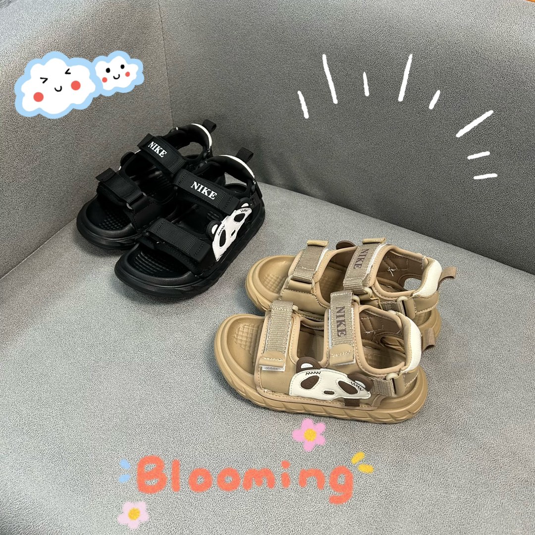 图片[6]-特🚦配色合集🔻 🔗 Nike小熊猫软底儿童沙滩凉鞋 尺码：26-37码 🌟\”👟踩着快乐的小熊猫，Nike童鞋带你探索夏日海滩✨\”👣 ☀️这款凉鞋不仅舒适，选用优质材料制成，即使在炽热的阳光下也能保持凉爽，让宝宝的双脚在沙子上自由玩耍，无需担心烫伤🍃。👶 🏖️而且，它的防滑设计是海边嬉戏的最佳伙伴，无论是走在湿漉漉的沙滩还是在浅水区，都能提供稳固的抓地力，保证安全第一🛡️。 🏷️#儿童凉鞋 #夏日海滩 #小熊猫 #舒适设计 #安全出行-选品中心