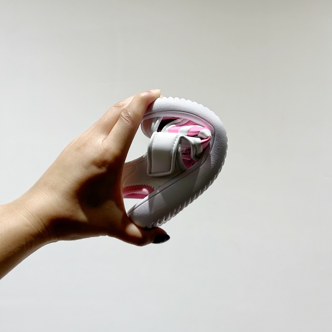 图片[9]-🔗专柜版Adidas小海马三代儿童凉鞋 🦶尺码：22-35码 👟 Adidas小海马三代童鞋，踩出快乐的步伐👣设计超级萌萌哒🎈，色彩斑斓，就像彩虹🌈在脚边跳舞。 🌟经典Adidas logo，品质保证👍，每一双都是匠心之作。柔软的内里💖，贴合宝宝的小脚，行走间如行云流水🍃，让宝宝尽享夏日清凉。 🛠️耐磨橡胶外底耐用防滑，无论是沙滩玩耍🏖️还是日常出行，都能给宝贝最安心的保护。而且，清洗起来也超方便💦，妈妈们再也不用担心弄脏鞋子啦！-选品中心