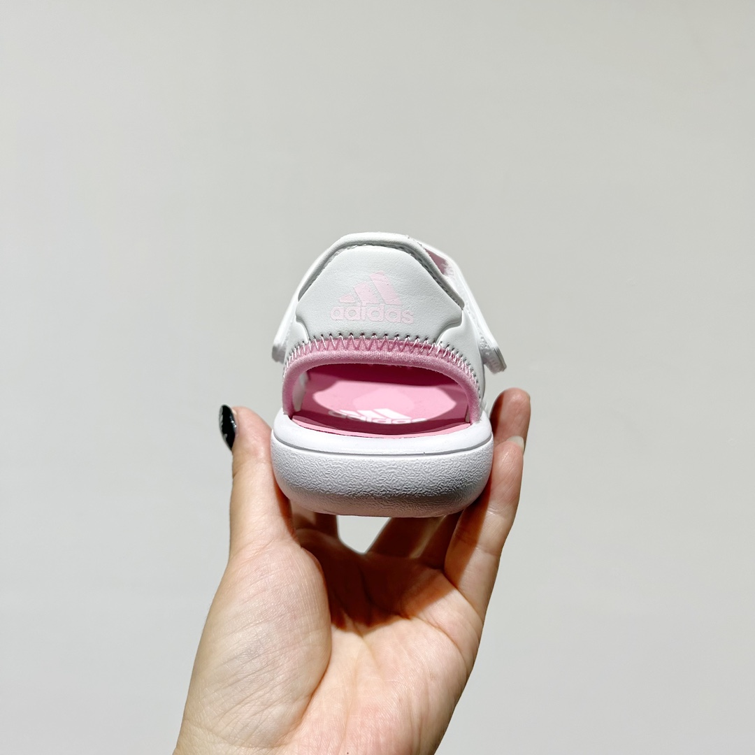 图片[6]-🔗专柜版Adidas小海马三代儿童凉鞋 🦶尺码：22-35码 👟 Adidas小海马三代童鞋，踩出快乐的步伐👣设计超级萌萌哒🎈，色彩斑斓，就像彩虹🌈在脚边跳舞。 🌟经典Adidas logo，品质保证👍，每一双都是匠心之作。柔软的内里💖，贴合宝宝的小脚，行走间如行云流水🍃，让宝宝尽享夏日清凉。 🛠️耐磨橡胶外底耐用防滑，无论是沙滩玩耍🏖️还是日常出行，都能给宝贝最安心的保护。而且，清洗起来也超方便💦，妈妈们再也不用担心弄脏鞋子啦！-选品中心