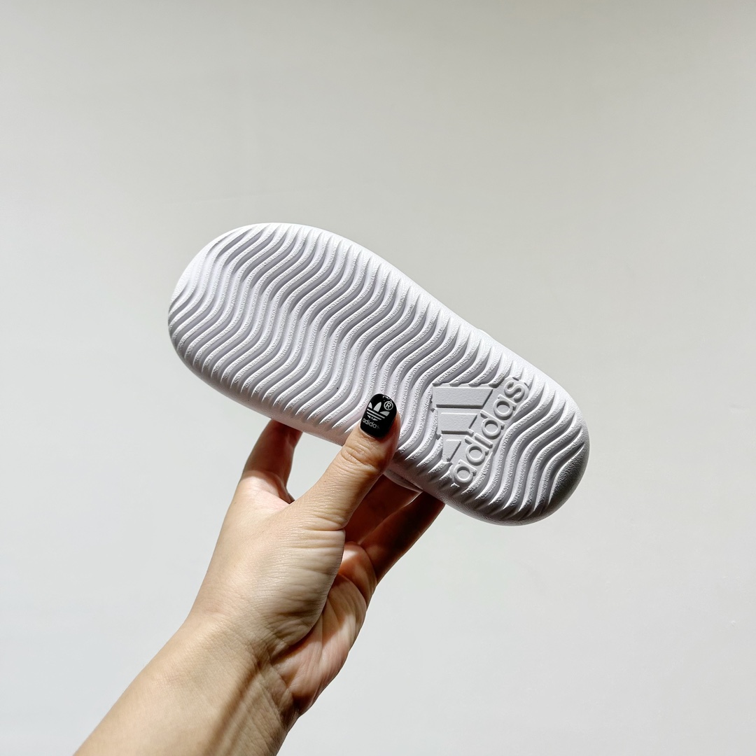 图片[8]-🔗专柜版Adidas小海马三代儿童凉鞋 🦶尺码：22-35码 👟 Adidas小海马三代童鞋，踩出快乐的步伐👣设计超级萌萌哒🎈，色彩斑斓，就像彩虹🌈在脚边跳舞。 🌟经典Adidas logo，品质保证👍，每一双都是匠心之作。柔软的内里💖，贴合宝宝的小脚，行走间如行云流水🍃，让宝宝尽享夏日清凉。 🛠️耐磨橡胶外底耐用防滑，无论是沙滩玩耍🏖️还是日常出行，都能给宝贝最安心的保护。而且，清洗起来也超方便💦，妈妈们再也不用担心弄脏鞋子啦！-选品中心