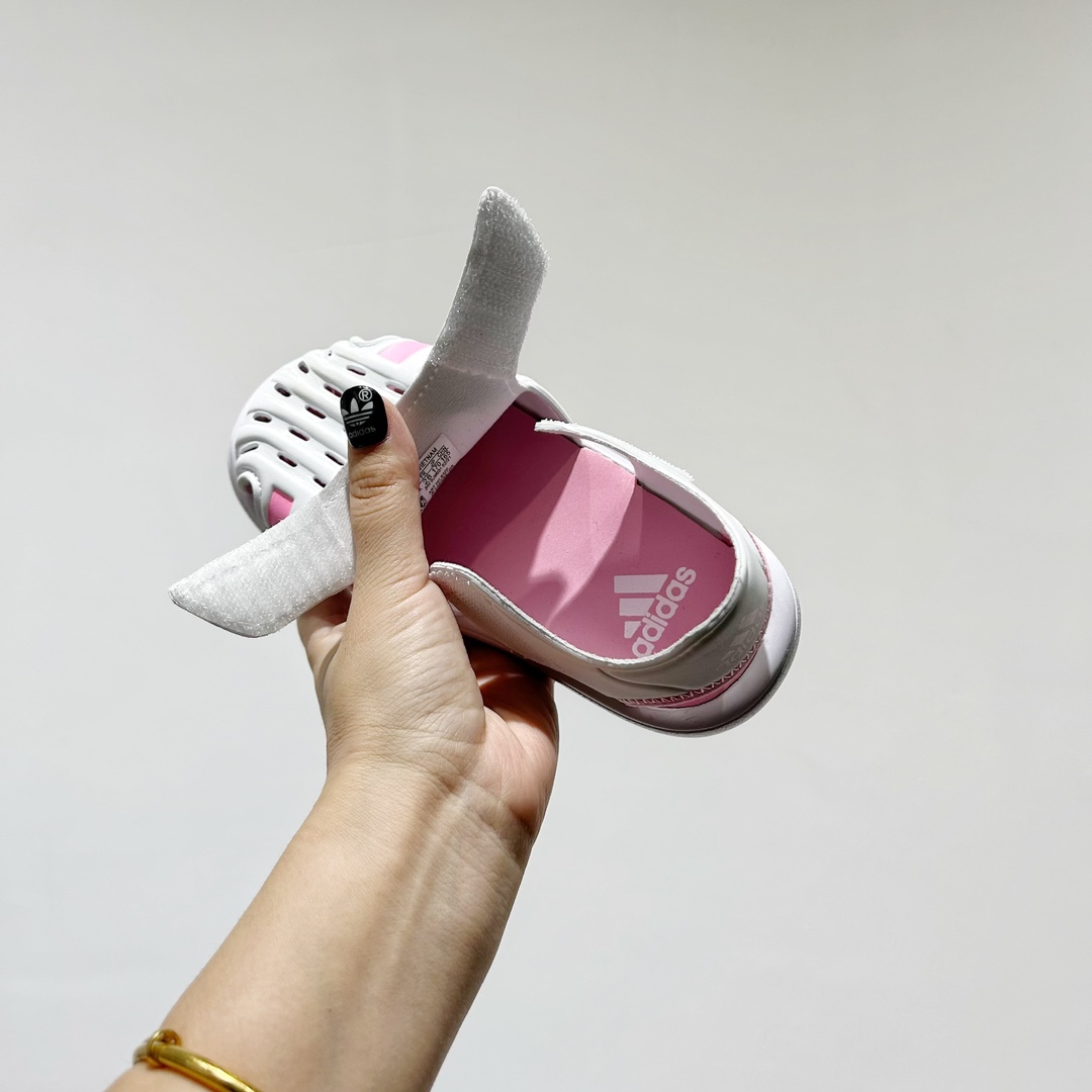 图片[7]-🔗专柜版Adidas小海马三代儿童凉鞋 🦶尺码：22-35码 👟 Adidas小海马三代童鞋，踩出快乐的步伐👣设计超级萌萌哒🎈，色彩斑斓，就像彩虹🌈在脚边跳舞。 🌟经典Adidas logo，品质保证👍，每一双都是匠心之作。柔软的内里💖，贴合宝宝的小脚，行走间如行云流水🍃，让宝宝尽享夏日清凉。 🛠️耐磨橡胶外底耐用防滑，无论是沙滩玩耍🏖️还是日常出行，都能给宝贝最安心的保护。而且，清洗起来也超方便💦，妈妈们再也不用担心弄脏鞋子啦！-选品中心