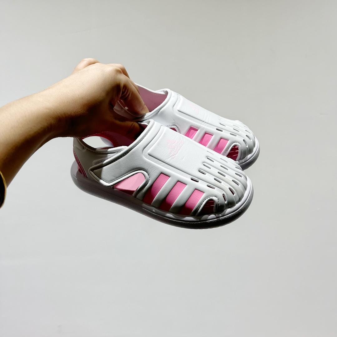 🔗专柜版Adidas小海马三代儿童凉鞋 🦶尺码：22-35码 👟 Adidas小海马三代童鞋，踩出快乐的步伐👣设计超级萌萌哒🎈，色彩斑斓，就像彩虹🌈在脚边跳舞。 🌟经典Adidas logo，品质保证👍，每一双都是匠心之作。柔软的内里💖，贴合宝宝的小脚，行走间如行云流水🍃，让宝宝尽享夏日清凉。 🛠️耐磨橡胶外底耐用防滑，无论是沙滩玩耍🏖️还是日常出行，都能给宝贝最安心的保护。而且，清洗起来也超方便💦，妈妈们再也不用担心弄脏鞋子啦！-选品中心