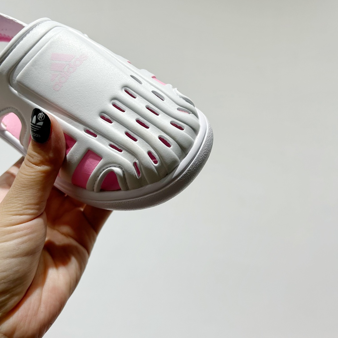 图片[5]-🔗专柜版Adidas小海马三代儿童凉鞋 🦶尺码：22-35码 👟 Adidas小海马三代童鞋，踩出快乐的步伐👣设计超级萌萌哒🎈，色彩斑斓，就像彩虹🌈在脚边跳舞。 🌟经典Adidas logo，品质保证👍，每一双都是匠心之作。柔软的内里💖，贴合宝宝的小脚，行走间如行云流水🍃，让宝宝尽享夏日清凉。 🛠️耐磨橡胶外底耐用防滑，无论是沙滩玩耍🏖️还是日常出行，都能给宝贝最安心的保护。而且，清洗起来也超方便💦，妈妈们再也不用担心弄脏鞋子啦！-选品中心