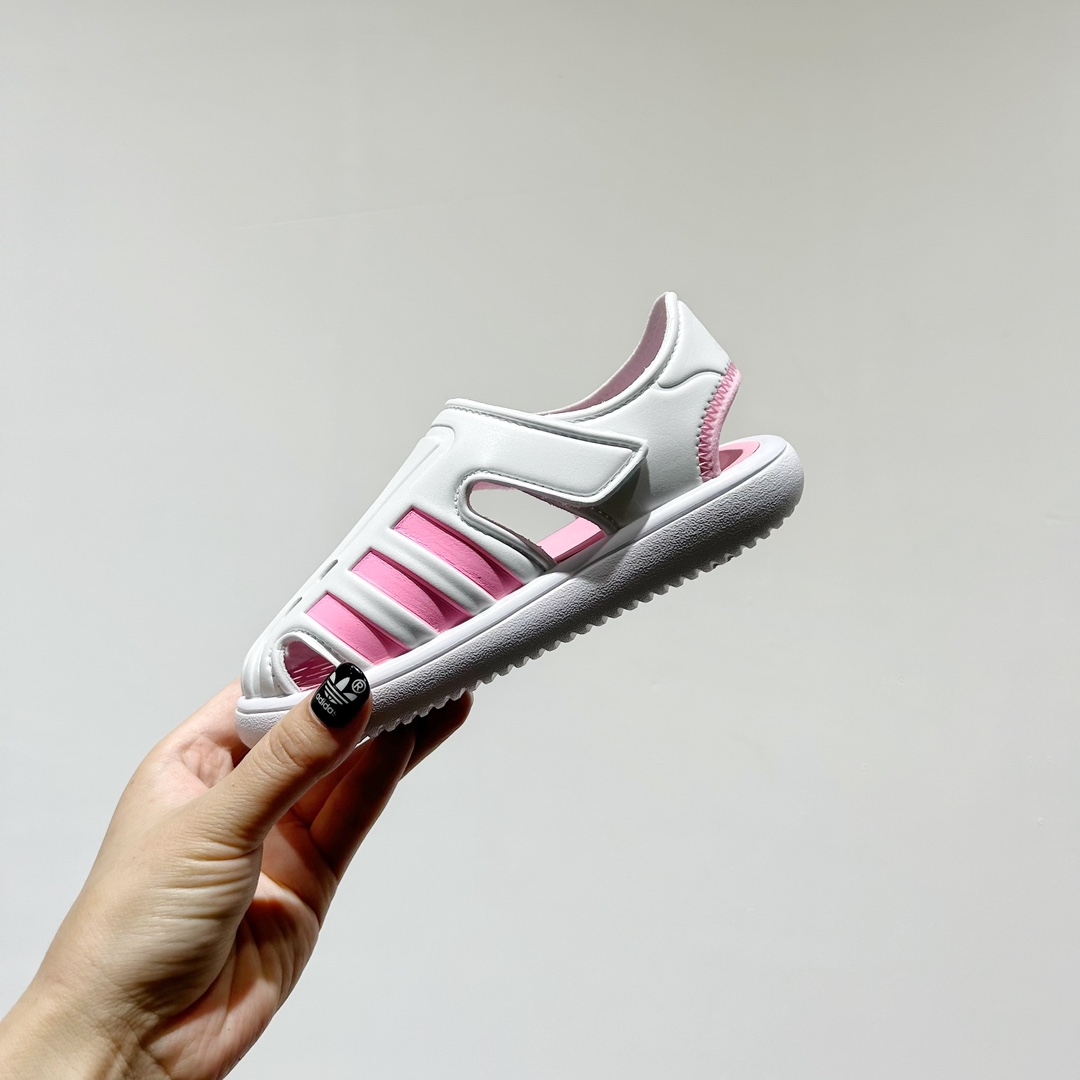 图片[4]-🔗专柜版Adidas小海马三代儿童凉鞋 🦶尺码：22-35码 👟 Adidas小海马三代童鞋，踩出快乐的步伐👣设计超级萌萌哒🎈，色彩斑斓，就像彩虹🌈在脚边跳舞。 🌟经典Adidas logo，品质保证👍，每一双都是匠心之作。柔软的内里💖，贴合宝宝的小脚，行走间如行云流水🍃，让宝宝尽享夏日清凉。 🛠️耐磨橡胶外底耐用防滑，无论是沙滩玩耍🏖️还是日常出行，都能给宝贝最安心的保护。而且，清洗起来也超方便💦，妈妈们再也不用担心弄脏鞋子啦！-选品中心