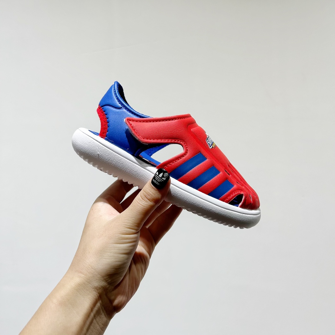 图片[2]-🔗专柜版Adidas小海马三代儿童凉鞋 🦶尺码：22-35码 👟 Adidas小海马三代童鞋，踩出快乐的步伐👣设计超级萌萌哒🎈，色彩斑斓，就像彩虹🌈在脚边跳舞。 🌟经典Adidas logo，品质保证👍，每一双都是匠心之作。柔软的内里💖，贴合宝宝的小脚，行走间如行云流水🍃，让宝宝尽享夏日清凉。 🛠️耐磨橡胶外底耐用防滑，无论是沙滩玩耍🏖️还是日常出行，都能给宝贝最安心的保护。而且，清洗起来也超方便💦，妈妈们再也不用担心弄脏鞋子啦！-选品中心