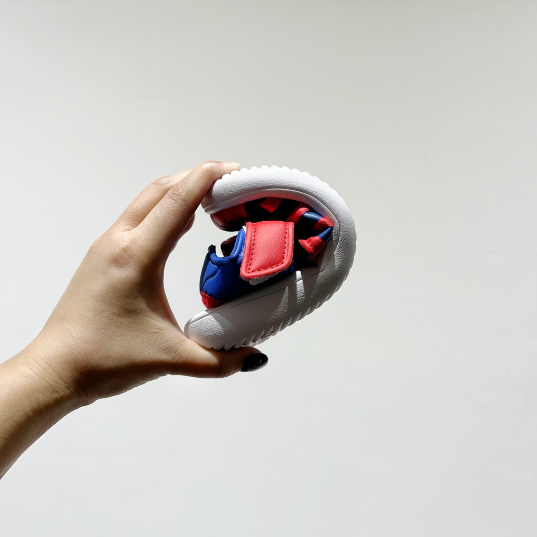 图片[9]-🔗专柜版Adidas小海马三代儿童凉鞋 🦶尺码：22-35码 👟 Adidas小海马三代童鞋，踩出快乐的步伐👣设计超级萌萌哒🎈，色彩斑斓，就像彩虹🌈在脚边跳舞。 🌟经典Adidas logo，品质保证👍，每一双都是匠心之作。柔软的内里💖，贴合宝宝的小脚，行走间如行云流水🍃，让宝宝尽享夏日清凉。 🛠️耐磨橡胶外底耐用防滑，无论是沙滩玩耍🏖️还是日常出行，都能给宝贝最安心的保护。而且，清洗起来也超方便💦，妈妈们再也不用担心弄脏鞋子啦！-选品中心