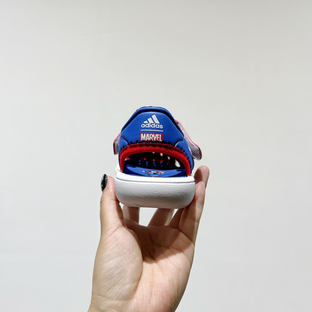 图片[6]-🔗专柜版Adidas小海马三代儿童凉鞋 🦶尺码：22-35码 👟 Adidas小海马三代童鞋，踩出快乐的步伐👣设计超级萌萌哒🎈，色彩斑斓，就像彩虹🌈在脚边跳舞。 🌟经典Adidas logo，品质保证👍，每一双都是匠心之作。柔软的内里💖，贴合宝宝的小脚，行走间如行云流水🍃，让宝宝尽享夏日清凉。 🛠️耐磨橡胶外底耐用防滑，无论是沙滩玩耍🏖️还是日常出行，都能给宝贝最安心的保护。而且，清洗起来也超方便💦，妈妈们再也不用担心弄脏鞋子啦！-选品中心