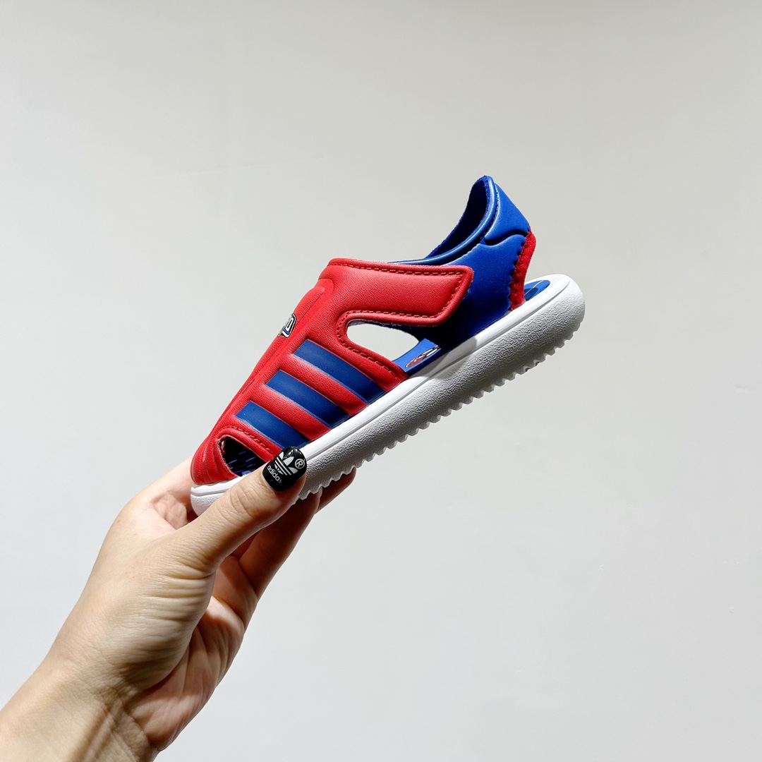 图片[4]-🔗专柜版Adidas小海马三代儿童凉鞋 🦶尺码：22-35码 👟 Adidas小海马三代童鞋，踩出快乐的步伐👣设计超级萌萌哒🎈，色彩斑斓，就像彩虹🌈在脚边跳舞。 🌟经典Adidas logo，品质保证👍，每一双都是匠心之作。柔软的内里💖，贴合宝宝的小脚，行走间如行云流水🍃，让宝宝尽享夏日清凉。 🛠️耐磨橡胶外底耐用防滑，无论是沙滩玩耍🏖️还是日常出行，都能给宝贝最安心的保护。而且，清洗起来也超方便💦，妈妈们再也不用担心弄脏鞋子啦！-选品中心