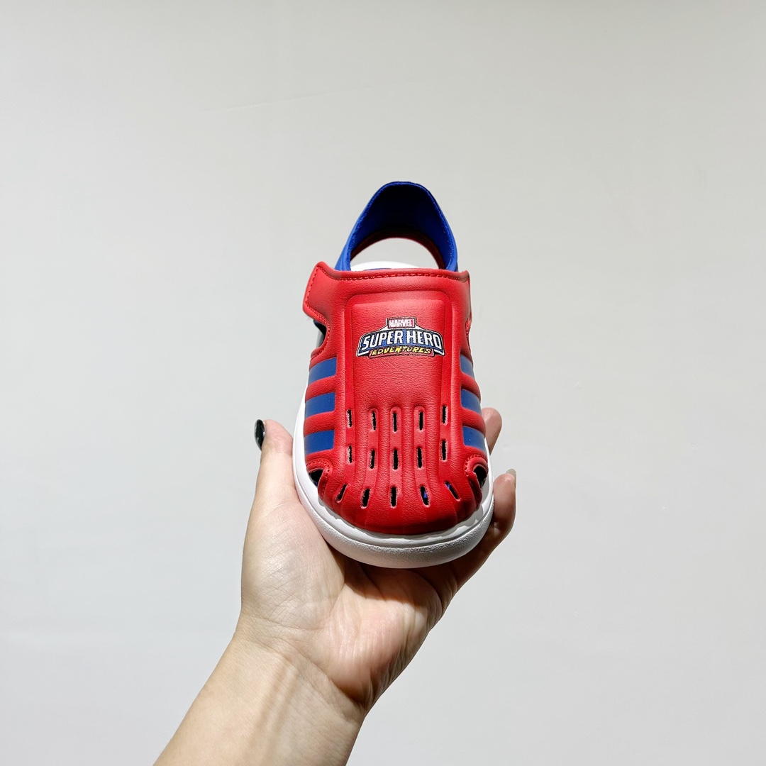 图片[3]-🔗专柜版Adidas小海马三代儿童凉鞋 🦶尺码：22-35码 👟 Adidas小海马三代童鞋，踩出快乐的步伐👣设计超级萌萌哒🎈，色彩斑斓，就像彩虹🌈在脚边跳舞。 🌟经典Adidas logo，品质保证👍，每一双都是匠心之作。柔软的内里💖，贴合宝宝的小脚，行走间如行云流水🍃，让宝宝尽享夏日清凉。 🛠️耐磨橡胶外底耐用防滑，无论是沙滩玩耍🏖️还是日常出行，都能给宝贝最安心的保护。而且，清洗起来也超方便💦，妈妈们再也不用担心弄脏鞋子啦！-选品中心