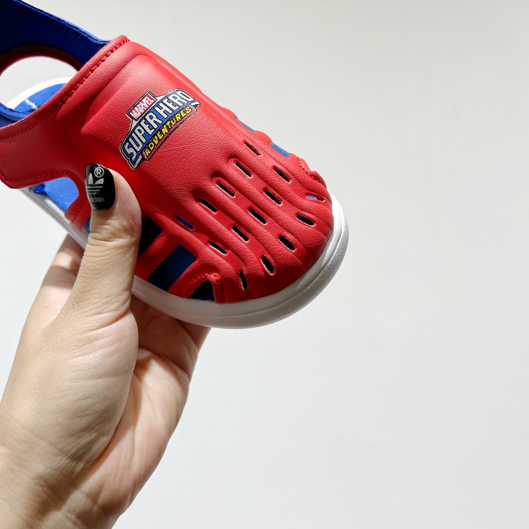 图片[5]-🔗专柜版Adidas小海马三代儿童凉鞋 🦶尺码：22-35码 👟 Adidas小海马三代童鞋，踩出快乐的步伐👣设计超级萌萌哒🎈，色彩斑斓，就像彩虹🌈在脚边跳舞。 🌟经典Adidas logo，品质保证👍，每一双都是匠心之作。柔软的内里💖，贴合宝宝的小脚，行走间如行云流水🍃，让宝宝尽享夏日清凉。 🛠️耐磨橡胶外底耐用防滑，无论是沙滩玩耍🏖️还是日常出行，都能给宝贝最安心的保护。而且，清洗起来也超方便💦，妈妈们再也不用担心弄脏鞋子啦！-选品中心