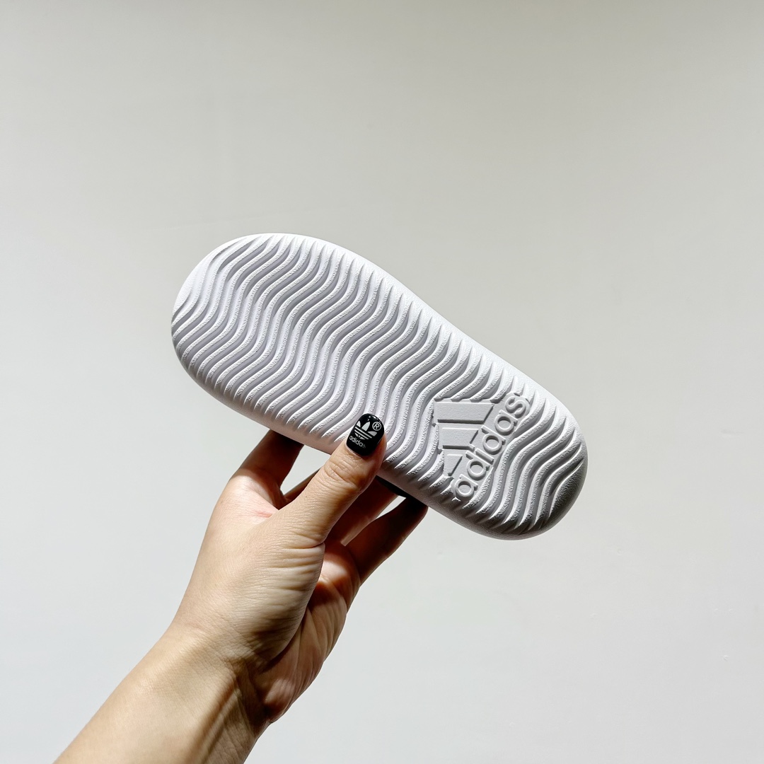 图片[8]-🔗专柜版Adidas小海马三代儿童凉鞋 🦶尺码：22-35码 👟 Adidas小海马三代童鞋，踩出快乐的步伐👣设计超级萌萌哒🎈，色彩斑斓，就像彩虹🌈在脚边跳舞。 🌟经典Adidas logo，品质保证👍，每一双都是匠心之作。柔软的内里💖，贴合宝宝的小脚，行走间如行云流水🍃，让宝宝尽享夏日清凉。 🛠️耐磨橡胶外底耐用防滑，无论是沙滩玩耍🏖️还是日常出行，都能给宝贝最安心的保护。而且，清洗起来也超方便💦，妈妈们再也不用担心弄脏鞋子啦！-选品中心