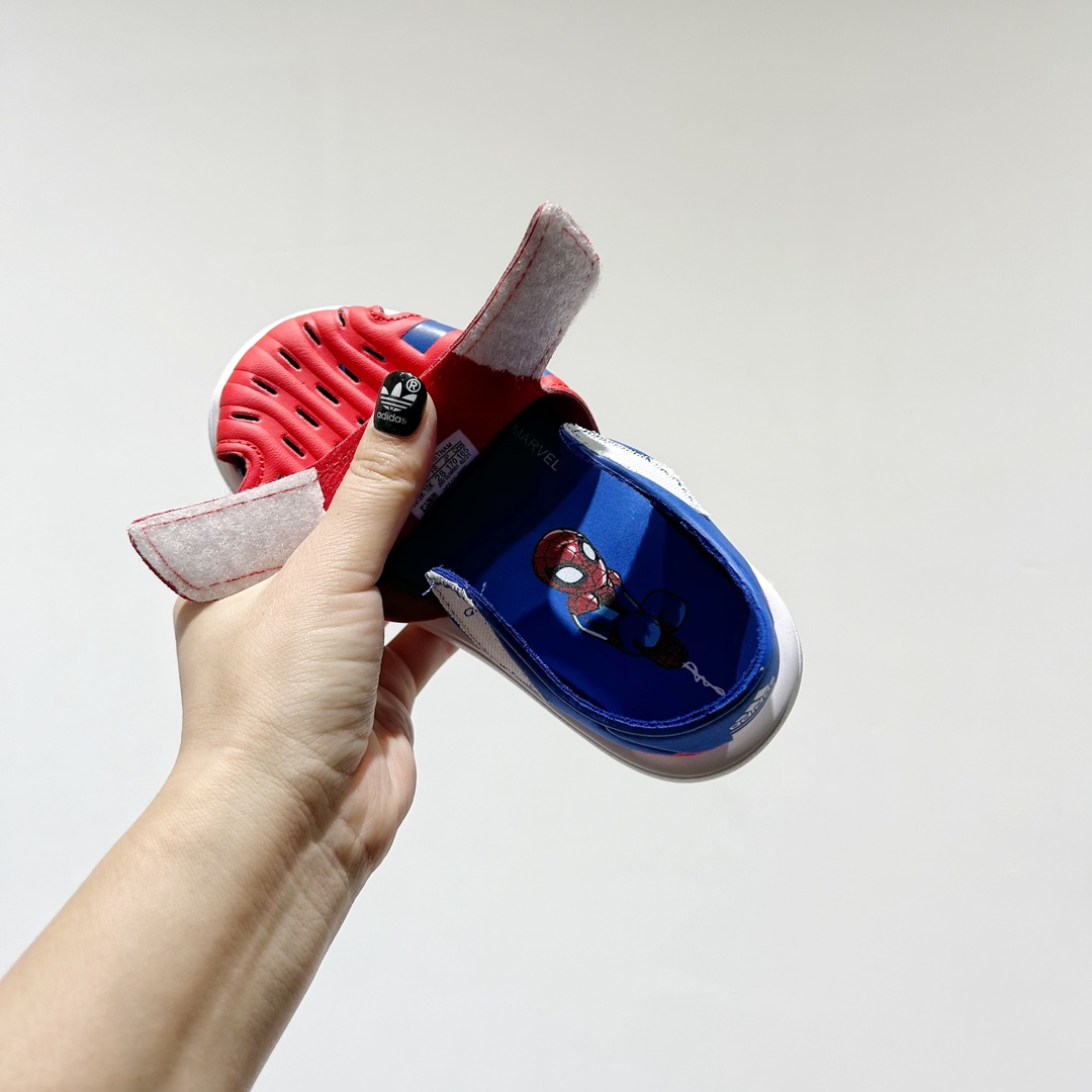 图片[7]-🔗专柜版Adidas小海马三代儿童凉鞋 🦶尺码：22-35码 👟 Adidas小海马三代童鞋，踩出快乐的步伐👣设计超级萌萌哒🎈，色彩斑斓，就像彩虹🌈在脚边跳舞。 🌟经典Adidas logo，品质保证👍，每一双都是匠心之作。柔软的内里💖，贴合宝宝的小脚，行走间如行云流水🍃，让宝宝尽享夏日清凉。 🛠️耐磨橡胶外底耐用防滑，无论是沙滩玩耍🏖️还是日常出行，都能给宝贝最安心的保护。而且，清洗起来也超方便💦，妈妈们再也不用担心弄脏鞋子啦！-选品中心