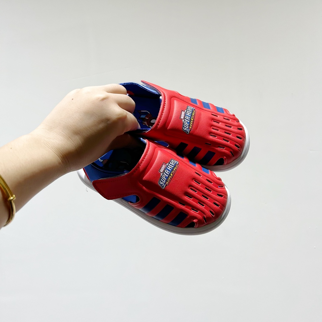 🔗专柜版Adidas小海马三代儿童凉鞋 🦶尺码：22-35码 👟 Adidas小海马三代童鞋，踩出快乐的步伐👣设计超级萌萌哒🎈，色彩斑斓，就像彩虹🌈在脚边跳舞。 🌟经典Adidas logo，品质保证👍，每一双都是匠心之作。柔软的内里💖，贴合宝宝的小脚，行走间如行云流水🍃，让宝宝尽享夏日清凉。 🛠️耐磨橡胶外底耐用防滑，无论是沙滩玩耍🏖️还是日常出行，都能给宝贝最安心的保护。而且，清洗起来也超方便💦，妈妈们再也不用担心弄脏鞋子啦！-选品中心