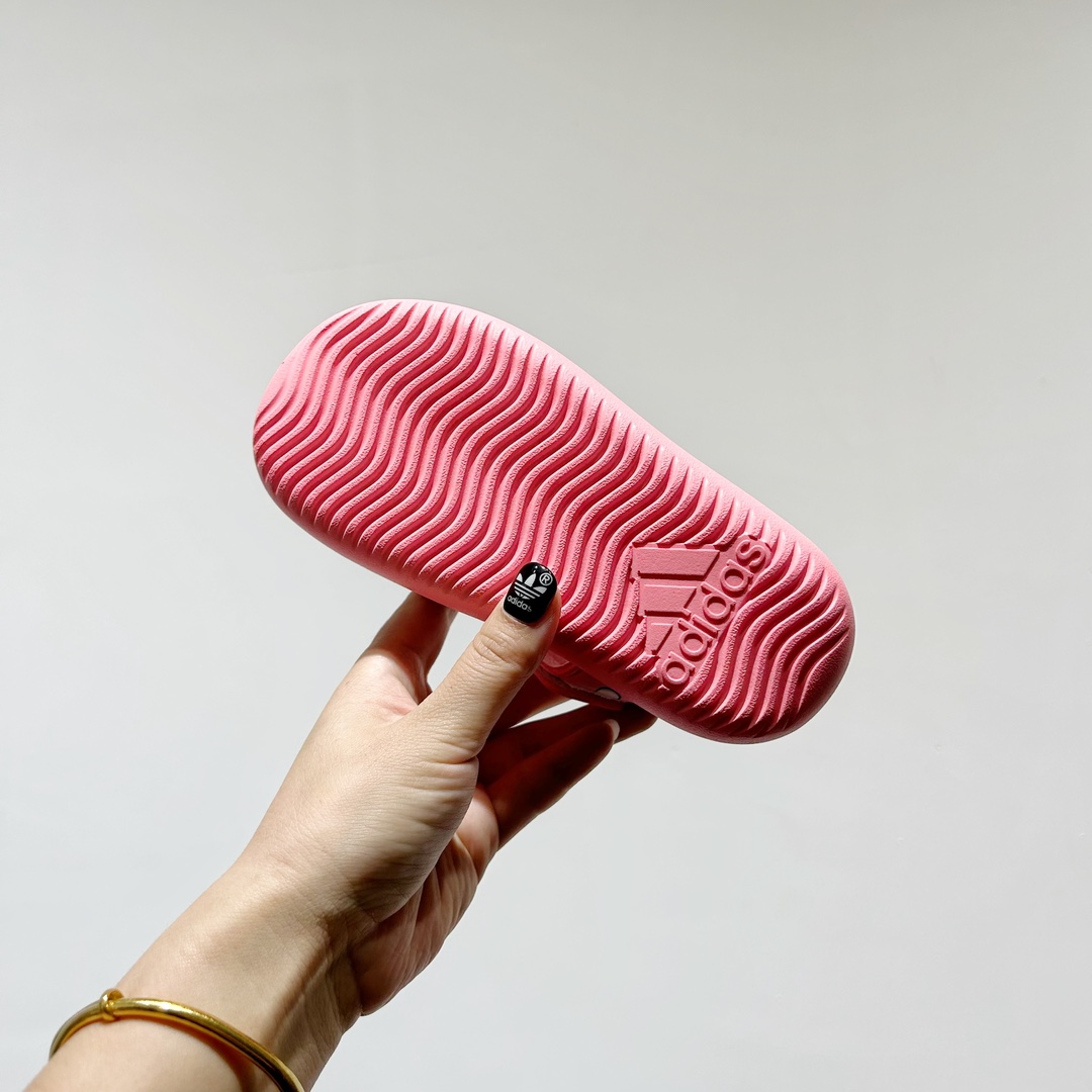 图片[8]-🔗专柜版Adidas小海马三代儿童凉鞋 🦶尺码：22-35码 👟 Adidas小海马三代童鞋，踩出快乐的步伐👣设计超级萌萌哒🎈，色彩斑斓，就像彩虹🌈在脚边跳舞。 🌟经典Adidas logo，品质保证👍，每一双都是匠心之作。柔软的内里💖，贴合宝宝的小脚，行走间如行云流水🍃，让宝宝尽享夏日清凉。 🛠️耐磨橡胶外底耐用防滑，无论是沙滩玩耍🏖️还是日常出行，都能给宝贝最安心的保护。而且，清洗起来也超方便💦，妈妈们再也不用担心弄脏鞋子啦！-选品中心