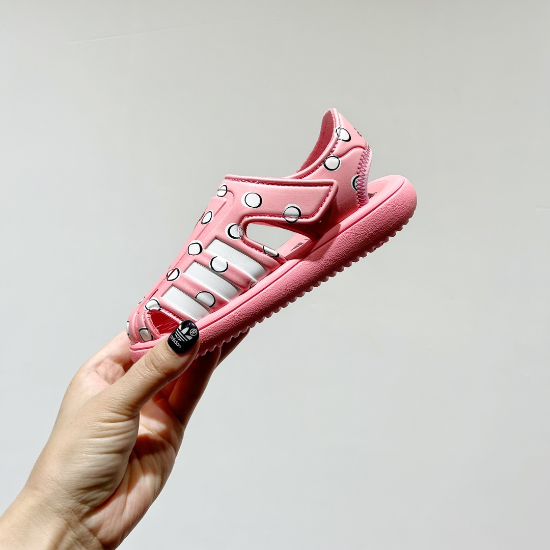 图片[4]-🔗专柜版Adidas小海马三代儿童凉鞋 🦶尺码：22-35码 👟 Adidas小海马三代童鞋，踩出快乐的步伐👣设计超级萌萌哒🎈，色彩斑斓，就像彩虹🌈在脚边跳舞。 🌟经典Adidas logo，品质保证👍，每一双都是匠心之作。柔软的内里💖，贴合宝宝的小脚，行走间如行云流水🍃，让宝宝尽享夏日清凉。 🛠️耐磨橡胶外底耐用防滑，无论是沙滩玩耍🏖️还是日常出行，都能给宝贝最安心的保护。而且，清洗起来也超方便💦，妈妈们再也不用担心弄脏鞋子啦！-选品中心