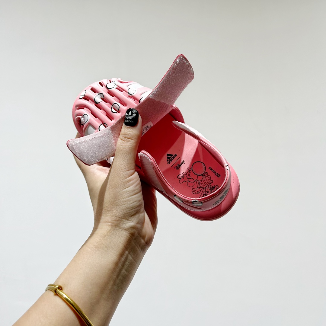 图片[7]-🔗专柜版Adidas小海马三代儿童凉鞋 🦶尺码：22-35码 👟 Adidas小海马三代童鞋，踩出快乐的步伐👣设计超级萌萌哒🎈，色彩斑斓，就像彩虹🌈在脚边跳舞。 🌟经典Adidas logo，品质保证👍，每一双都是匠心之作。柔软的内里💖，贴合宝宝的小脚，行走间如行云流水🍃，让宝宝尽享夏日清凉。 🛠️耐磨橡胶外底耐用防滑，无论是沙滩玩耍🏖️还是日常出行，都能给宝贝最安心的保护。而且，清洗起来也超方便💦，妈妈们再也不用担心弄脏鞋子啦！-选品中心