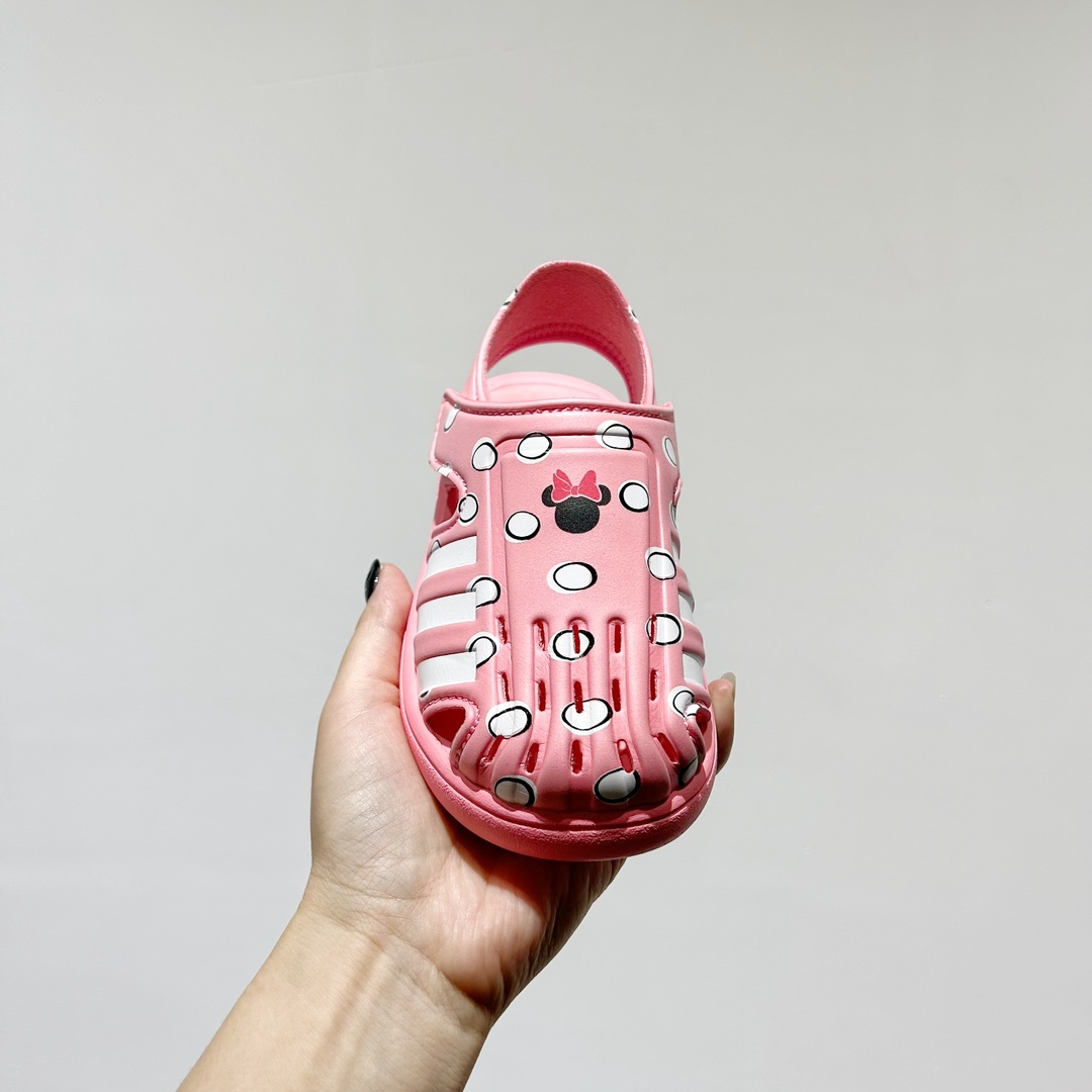 图片[3]-🔗专柜版Adidas小海马三代儿童凉鞋 🦶尺码：22-35码 👟 Adidas小海马三代童鞋，踩出快乐的步伐👣设计超级萌萌哒🎈，色彩斑斓，就像彩虹🌈在脚边跳舞。 🌟经典Adidas logo，品质保证👍，每一双都是匠心之作。柔软的内里💖，贴合宝宝的小脚，行走间如行云流水🍃，让宝宝尽享夏日清凉。 🛠️耐磨橡胶外底耐用防滑，无论是沙滩玩耍🏖️还是日常出行，都能给宝贝最安心的保护。而且，清洗起来也超方便💦，妈妈们再也不用担心弄脏鞋子啦！-选品中心