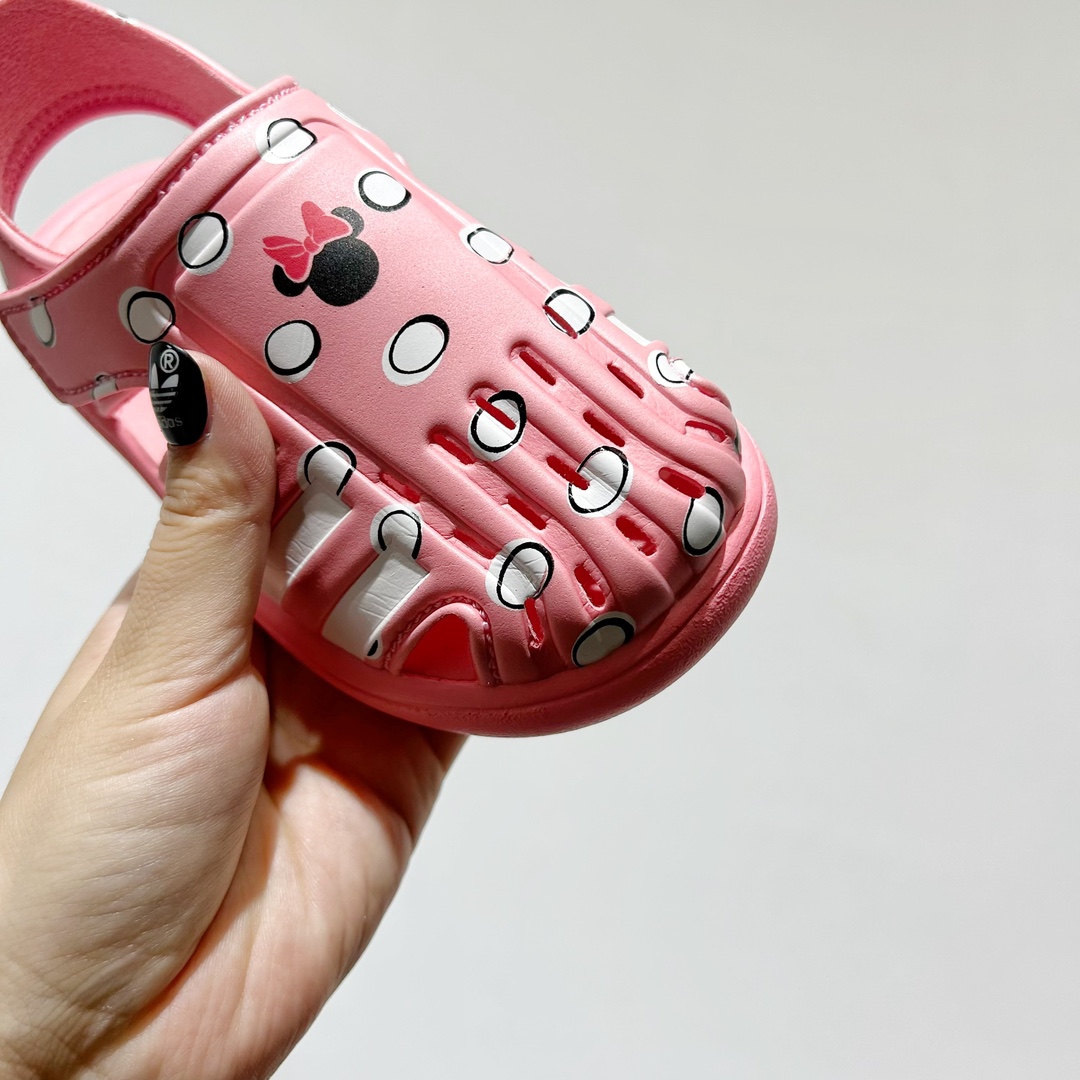 图片[5]-🔗专柜版Adidas小海马三代儿童凉鞋 🦶尺码：22-35码 👟 Adidas小海马三代童鞋，踩出快乐的步伐👣设计超级萌萌哒🎈，色彩斑斓，就像彩虹🌈在脚边跳舞。 🌟经典Adidas logo，品质保证👍，每一双都是匠心之作。柔软的内里💖，贴合宝宝的小脚，行走间如行云流水🍃，让宝宝尽享夏日清凉。 🛠️耐磨橡胶外底耐用防滑，无论是沙滩玩耍🏖️还是日常出行，都能给宝贝最安心的保护。而且，清洗起来也超方便💦，妈妈们再也不用担心弄脏鞋子啦！-选品中心