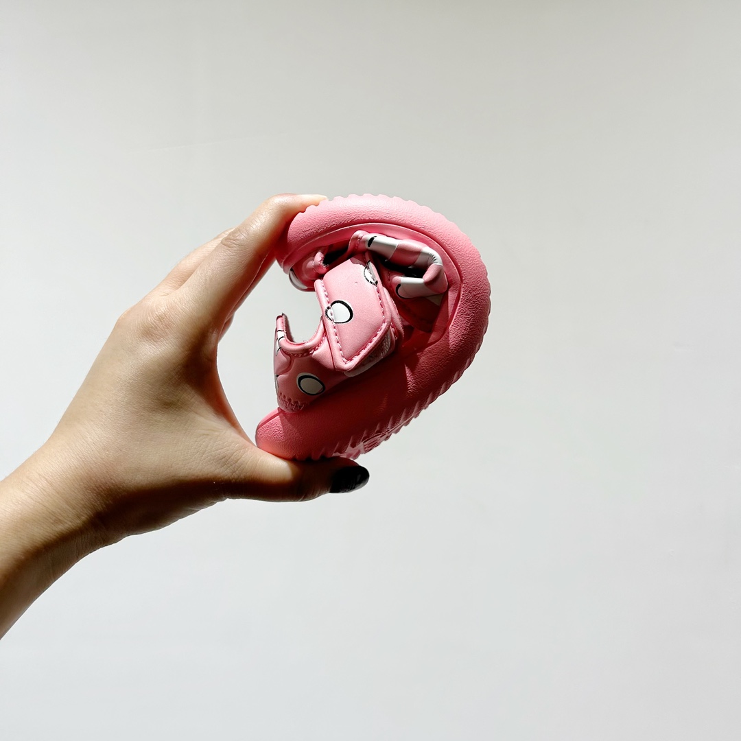 图片[9]-🔗专柜版Adidas小海马三代儿童凉鞋 🦶尺码：22-35码 👟 Adidas小海马三代童鞋，踩出快乐的步伐👣设计超级萌萌哒🎈，色彩斑斓，就像彩虹🌈在脚边跳舞。 🌟经典Adidas logo，品质保证👍，每一双都是匠心之作。柔软的内里💖，贴合宝宝的小脚，行走间如行云流水🍃，让宝宝尽享夏日清凉。 🛠️耐磨橡胶外底耐用防滑，无论是沙滩玩耍🏖️还是日常出行，都能给宝贝最安心的保护。而且，清洗起来也超方便💦，妈妈们再也不用担心弄脏鞋子啦！-选品中心