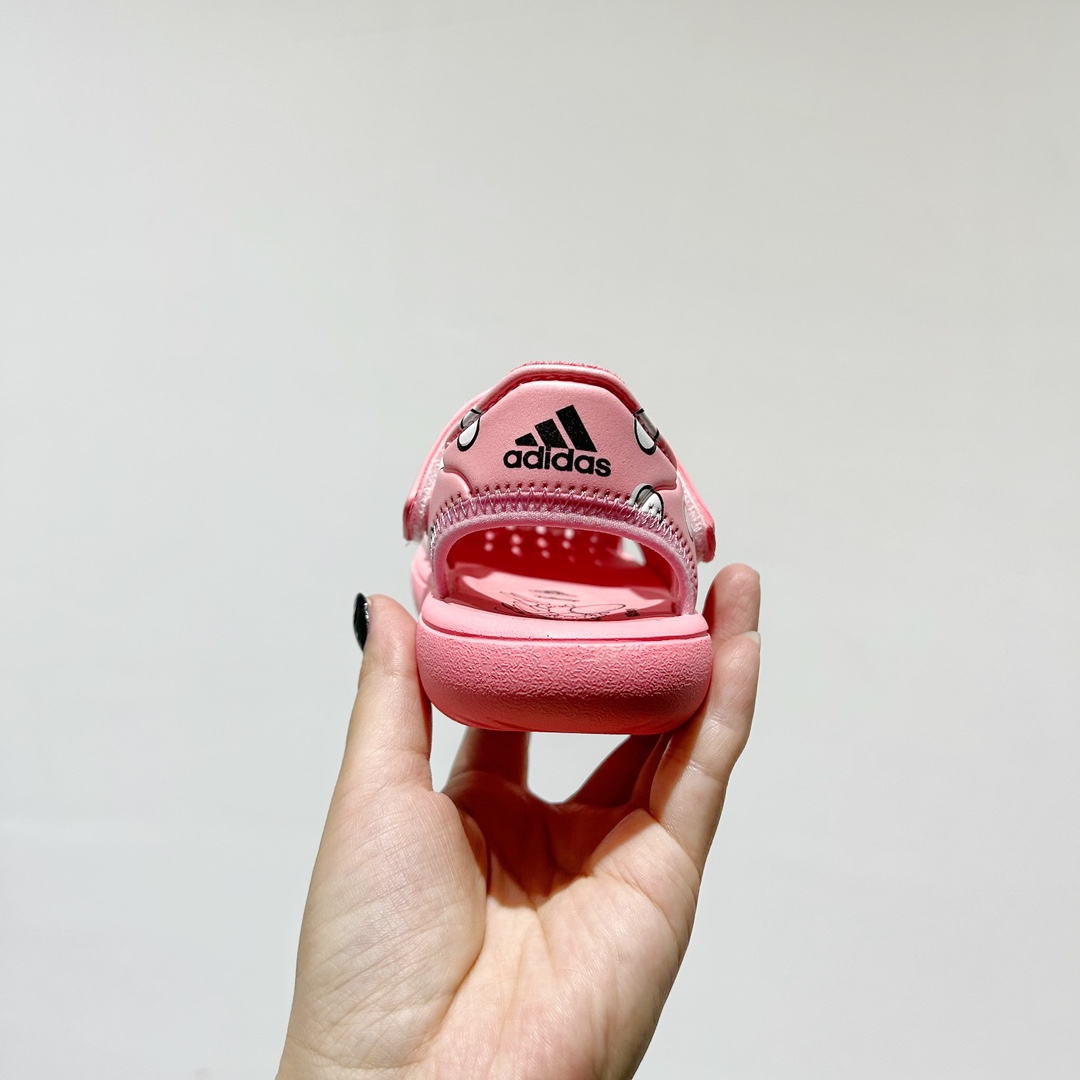 图片[6]-🔗专柜版Adidas小海马三代儿童凉鞋 🦶尺码：22-35码 👟 Adidas小海马三代童鞋，踩出快乐的步伐👣设计超级萌萌哒🎈，色彩斑斓，就像彩虹🌈在脚边跳舞。 🌟经典Adidas logo，品质保证👍，每一双都是匠心之作。柔软的内里💖，贴合宝宝的小脚，行走间如行云流水🍃，让宝宝尽享夏日清凉。 🛠️耐磨橡胶外底耐用防滑，无论是沙滩玩耍🏖️还是日常出行，都能给宝贝最安心的保护。而且，清洗起来也超方便💦，妈妈们再也不用担心弄脏鞋子啦！-选品中心