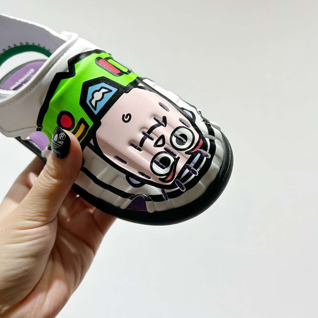 图片[5]-🔗专柜版Adidas小海马三代儿童凉鞋 🦶尺码：22-35码 👟 Adidas小海马三代童鞋，踩出快乐的步伐👣设计超级萌萌哒🎈，色彩斑斓，就像彩虹🌈在脚边跳舞。 🌟经典Adidas logo，品质保证👍，每一双都是匠心之作。柔软的内里💖，贴合宝宝的小脚，行走间如行云流水🍃，让宝宝尽享夏日清凉。 🛠️耐磨橡胶外底耐用防滑，无论是沙滩玩耍🏖️还是日常出行，都能给宝贝最安心的保护。而且，清洗起来也超方便💦，妈妈们再也不用担心弄脏鞋子啦！-选品中心